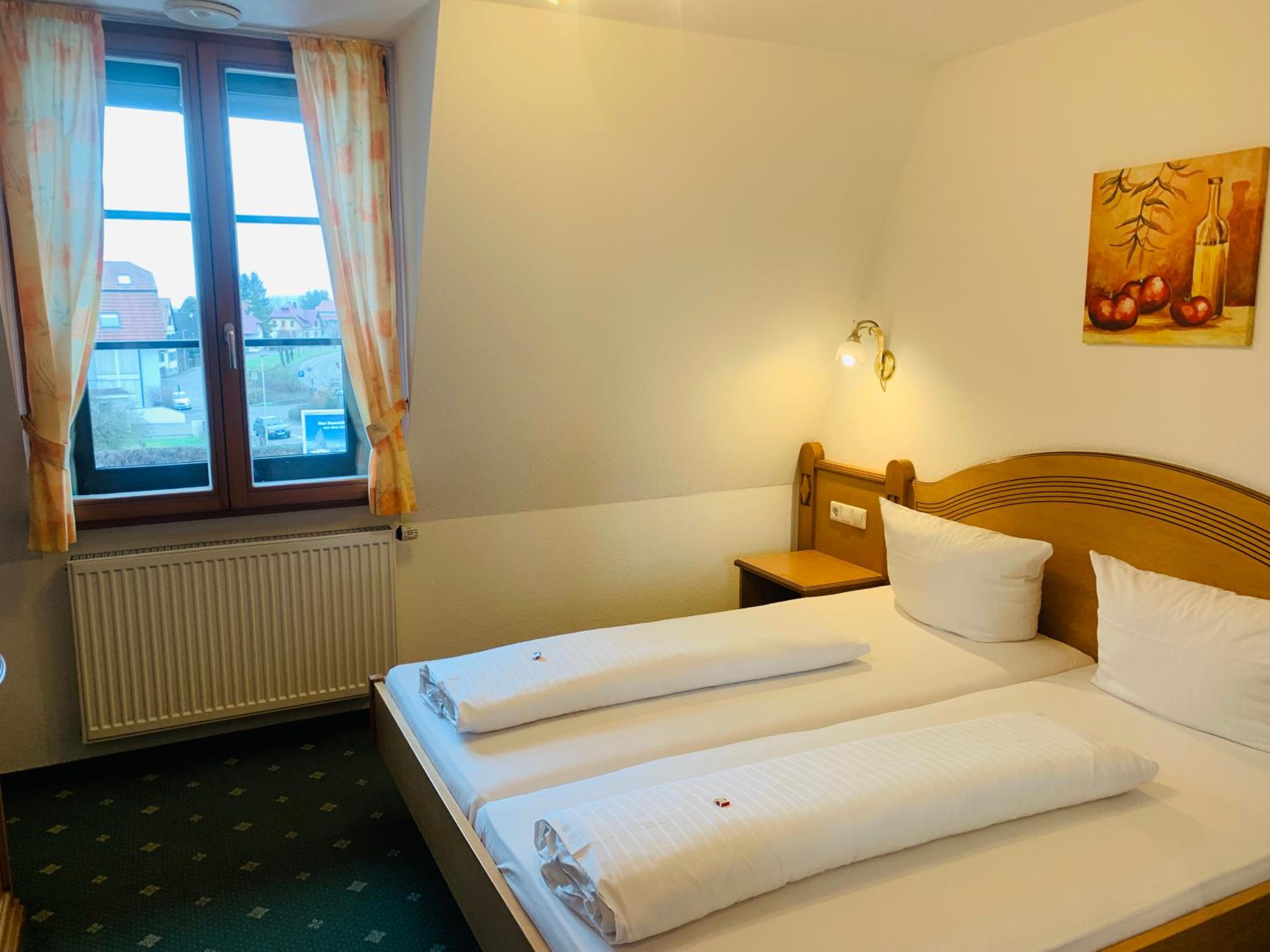 Budget Double Room - Street Side - Photo 1