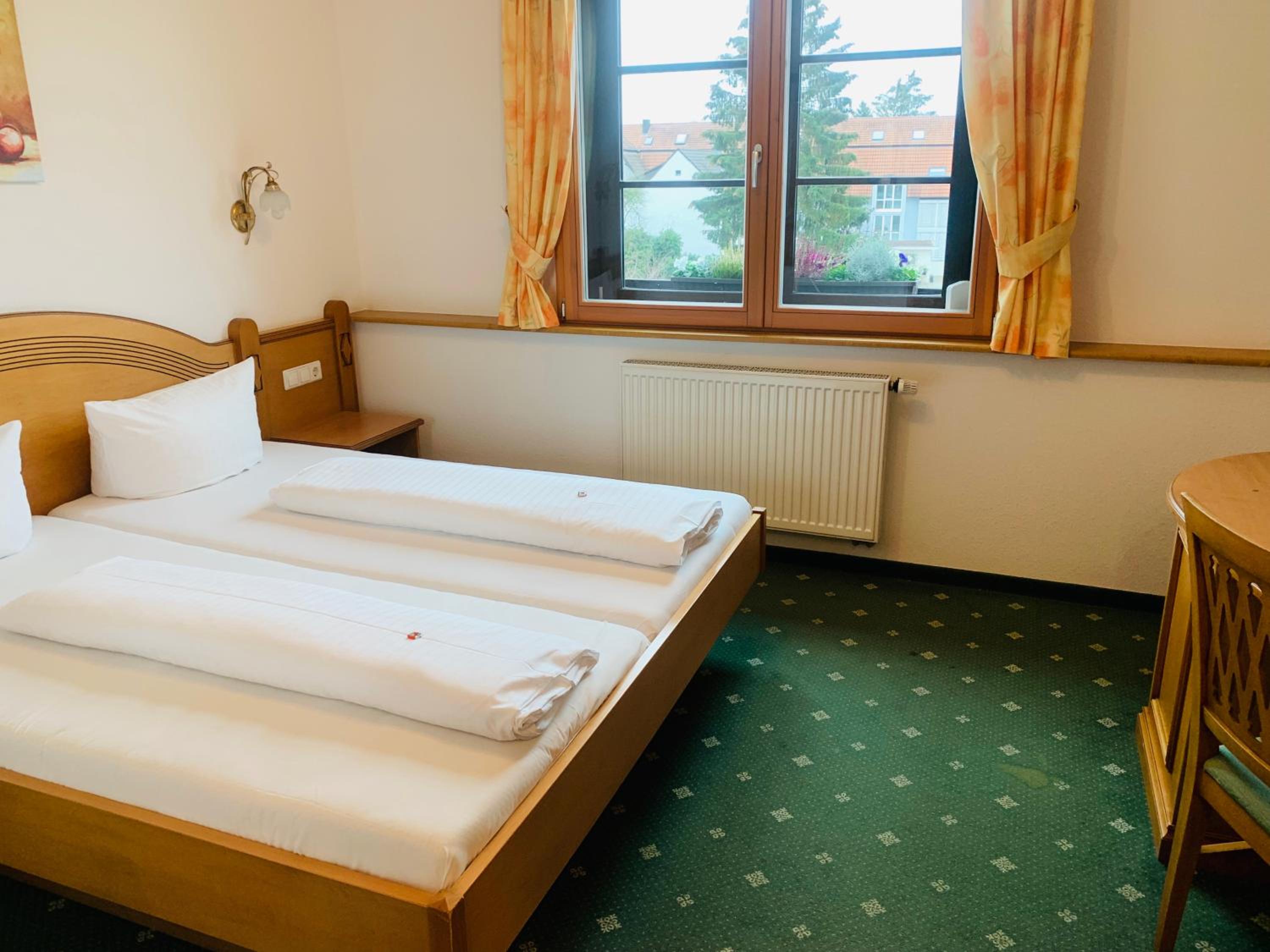 Budget Double Room - Street Side - Photo 2