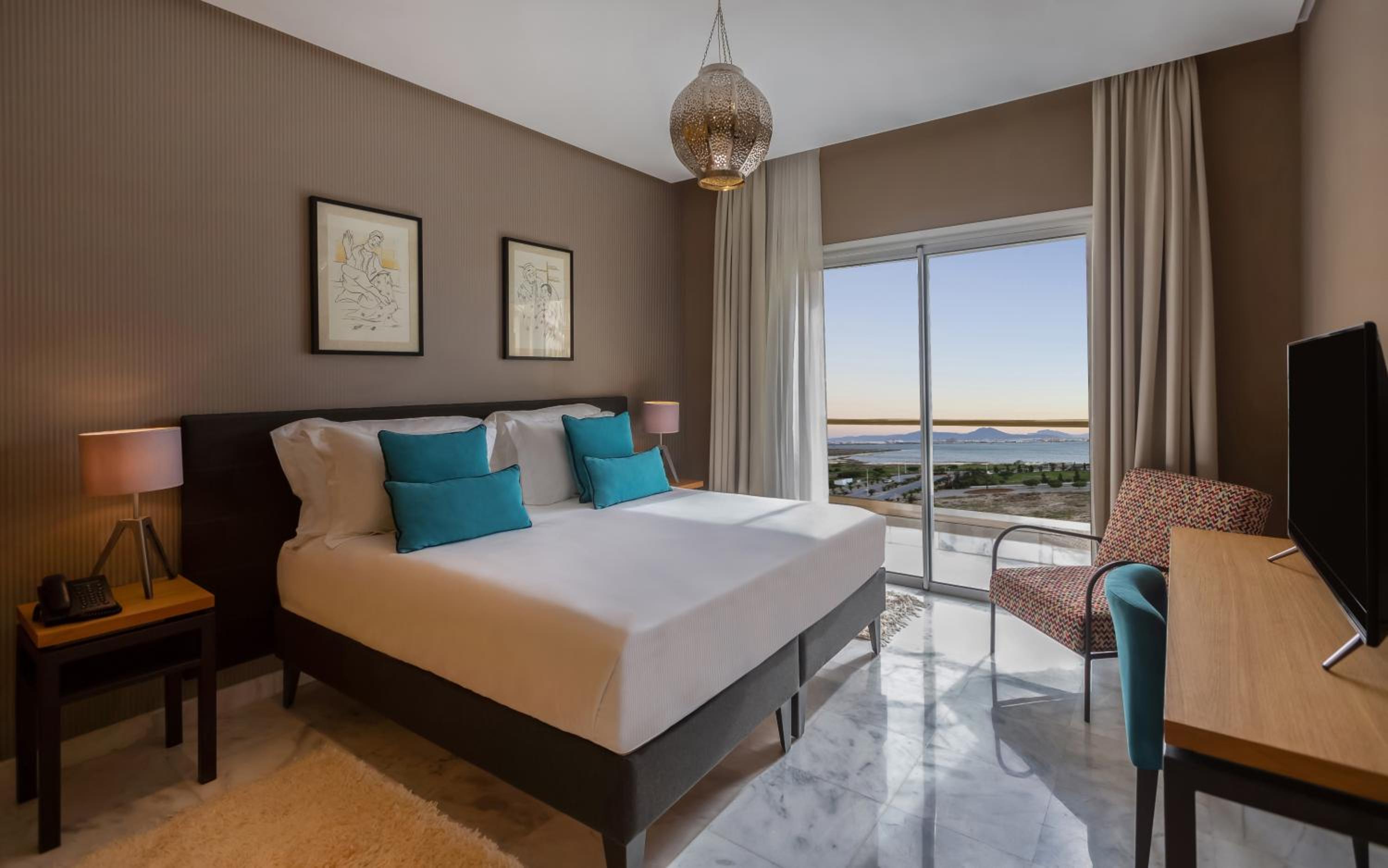 Superior Suite King-Size Bed – Lake View