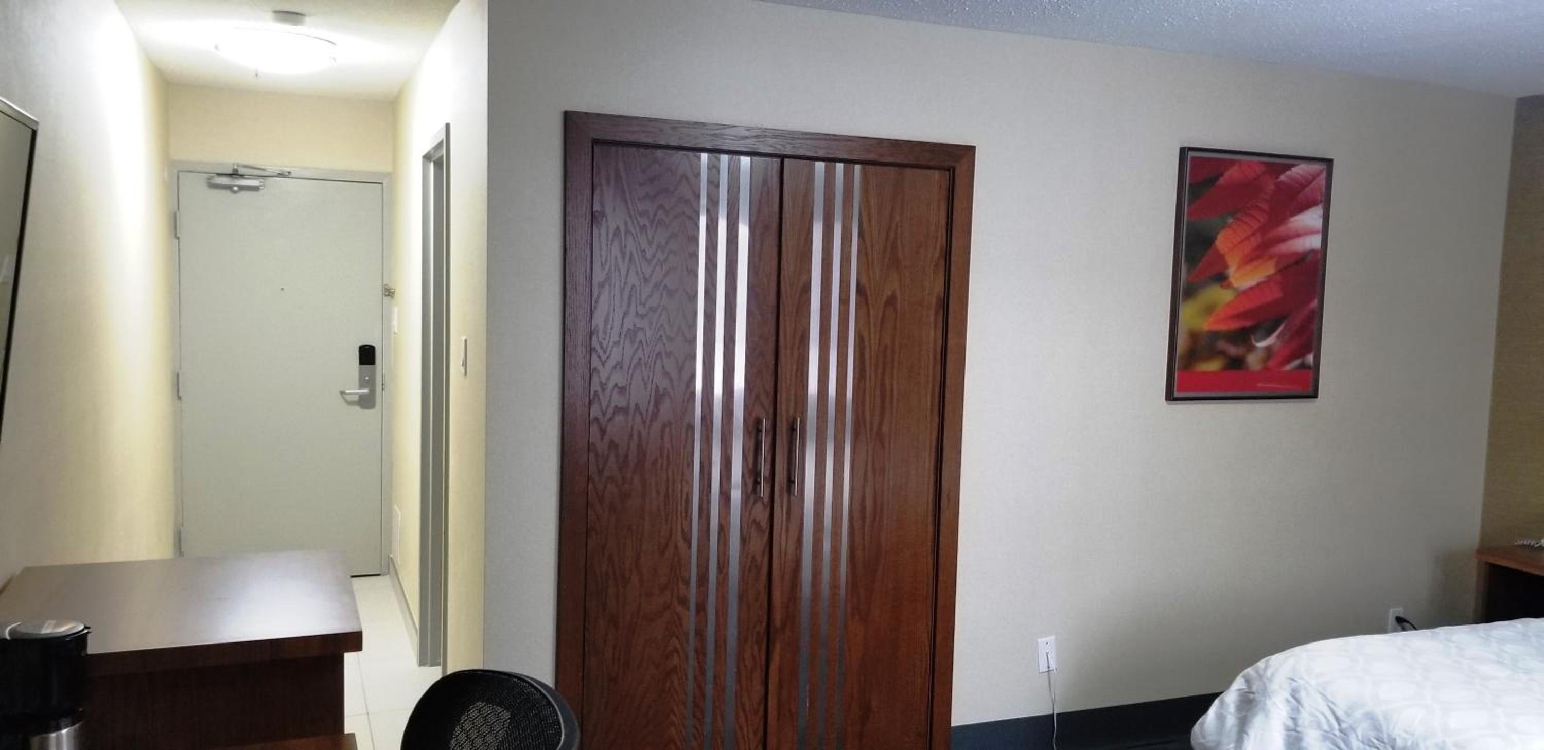 King Room - Non-Smoking - Photo 9