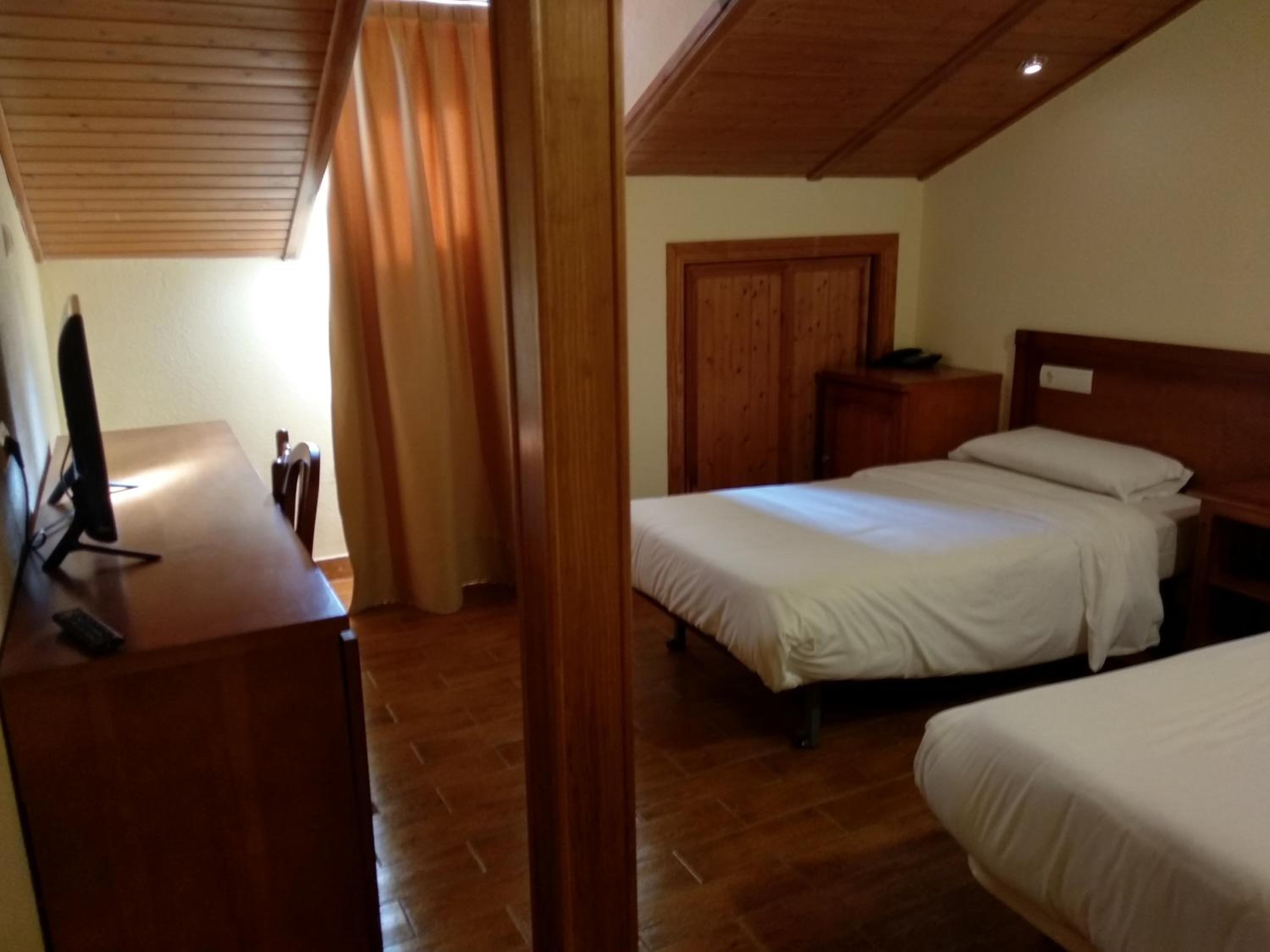 Twin Room - Photo 3