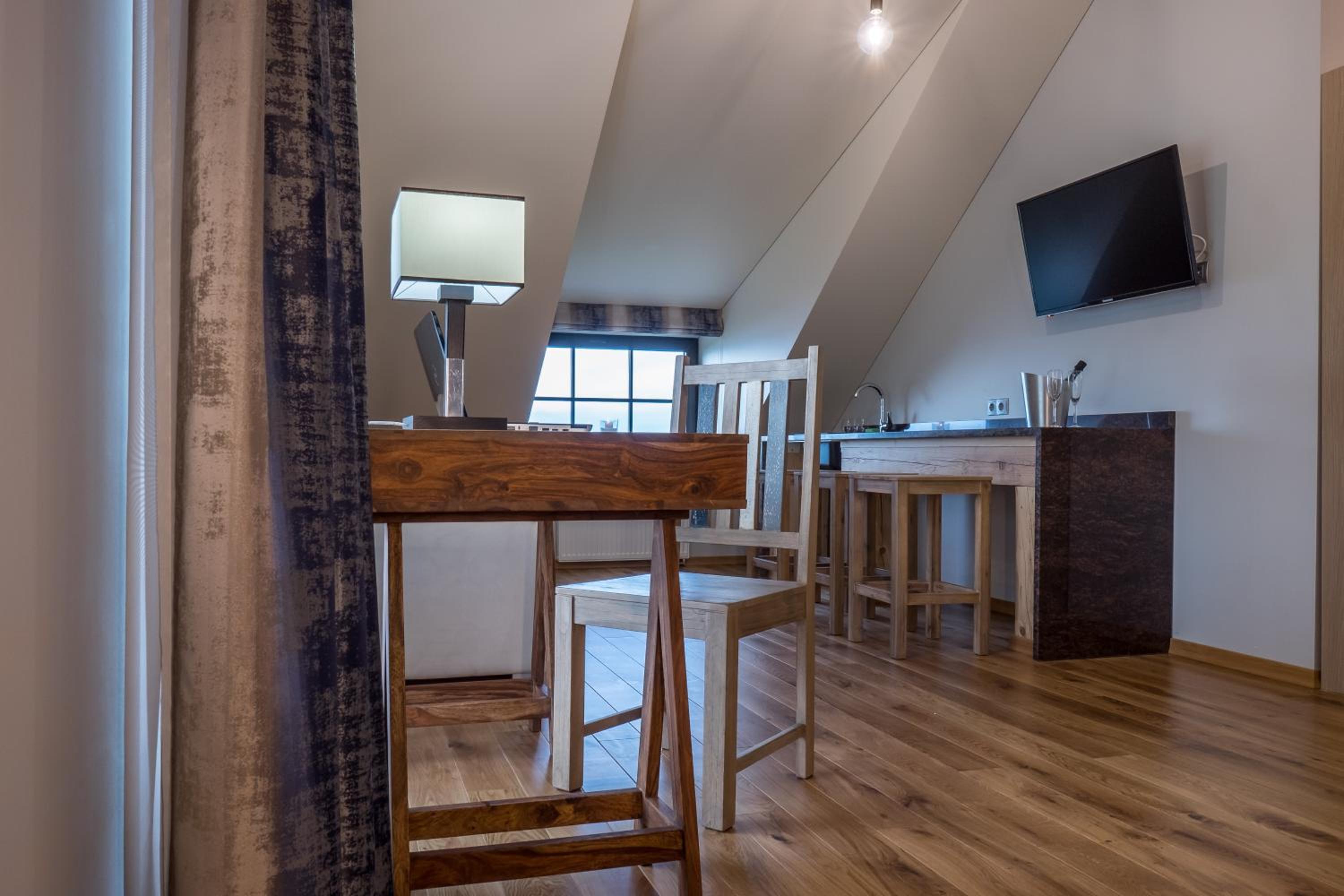 Suite with Lake View - Photo 5