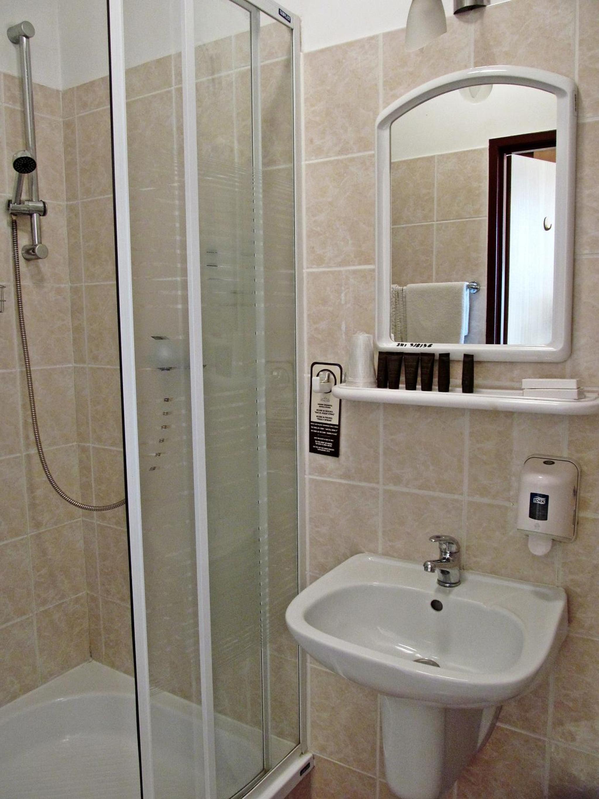 Economy Triple Room photo 3