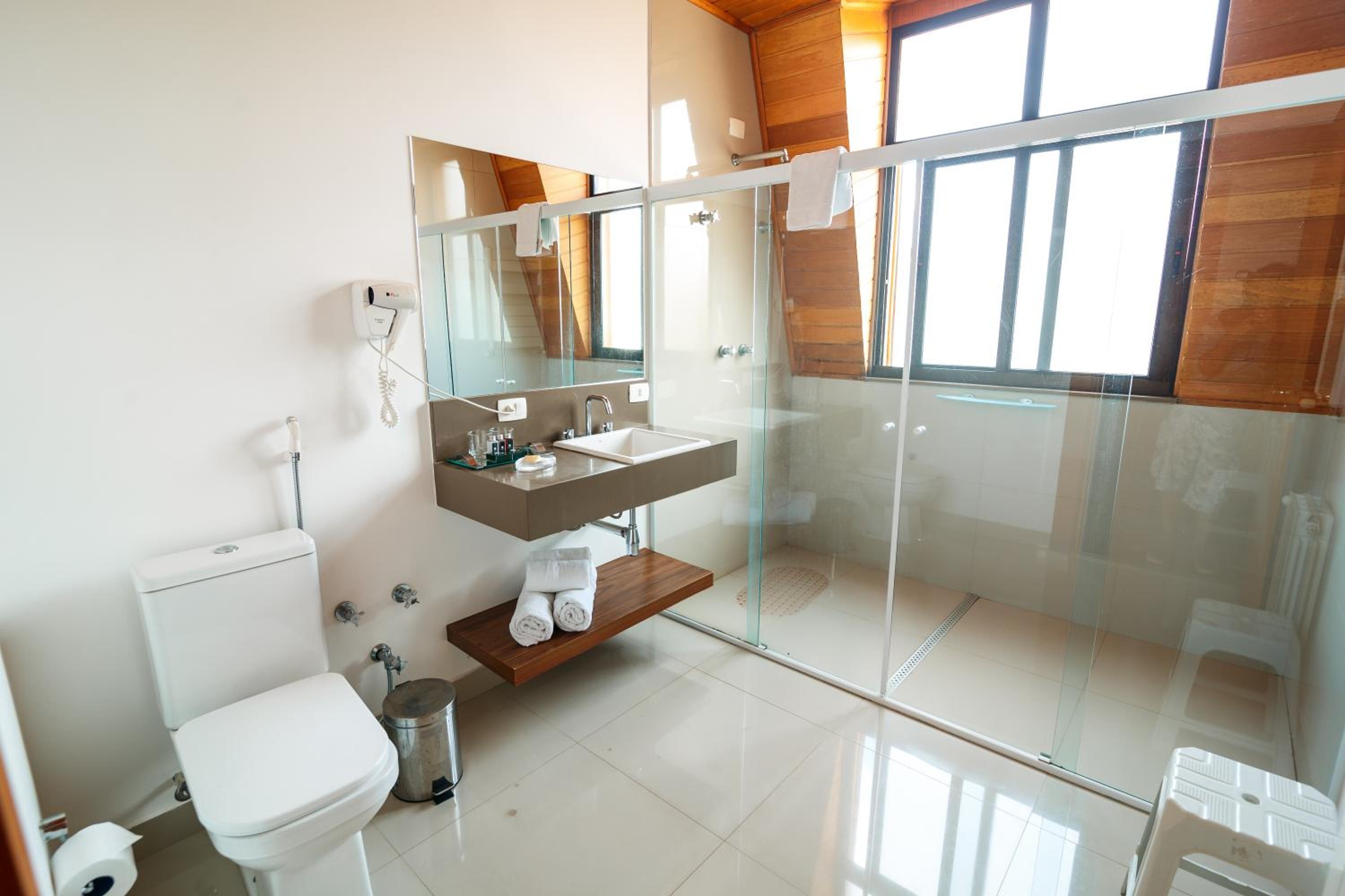 Luxury Suite thumbnail 6