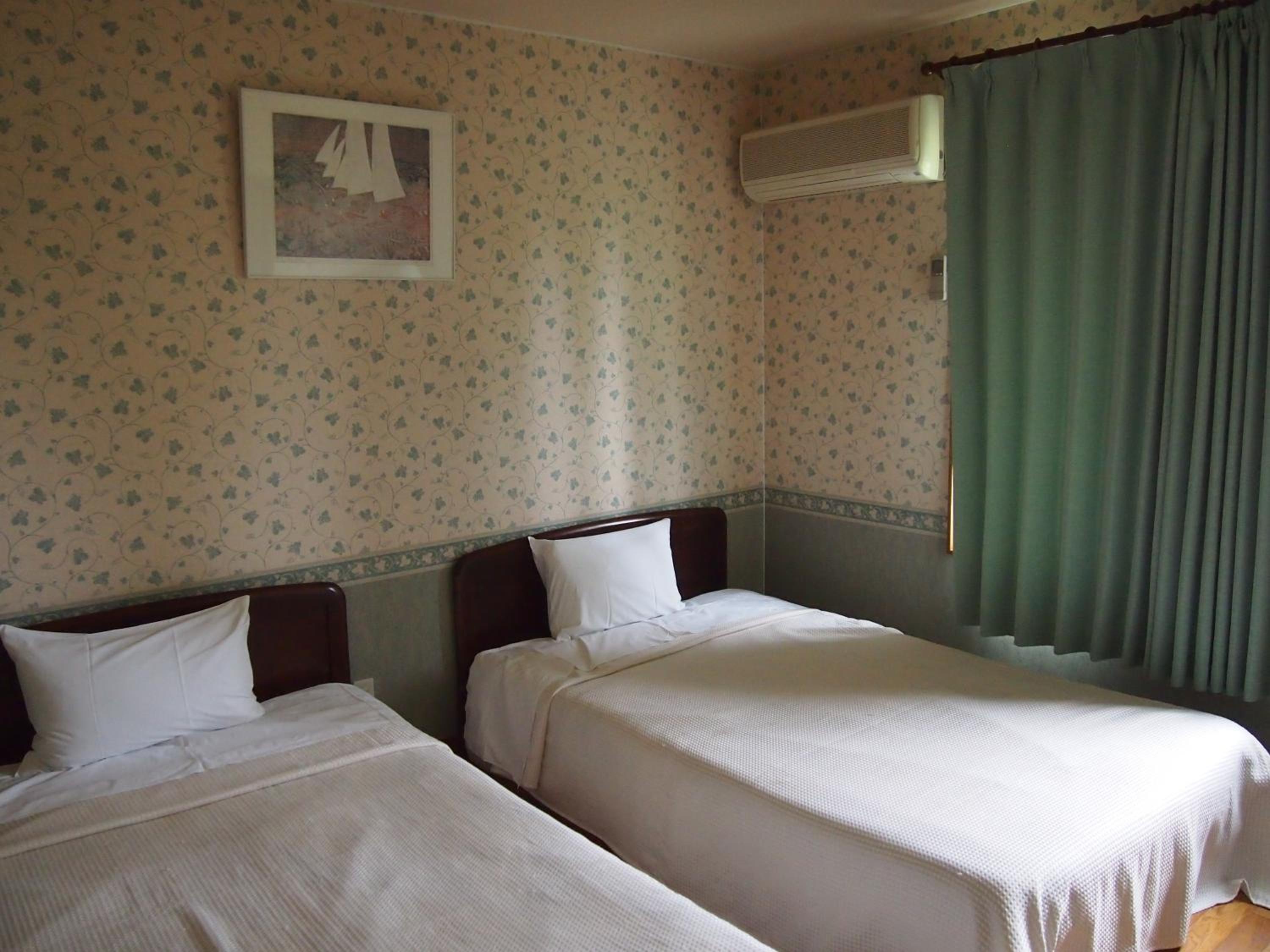 Twin Room with Shared Bathroom - Non-Smoking photo 3