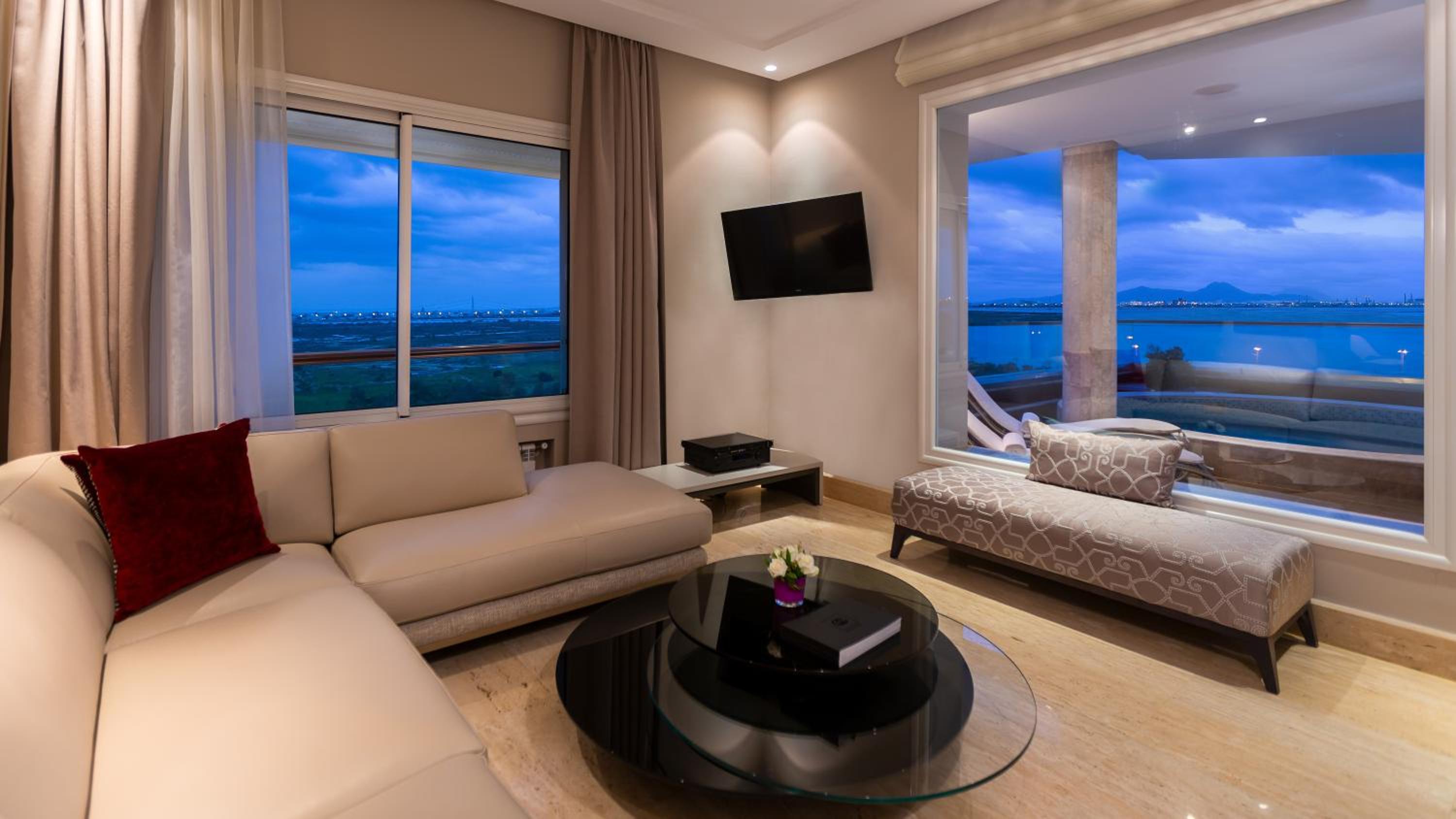 Presidential Suite with Private Pool – Lake View