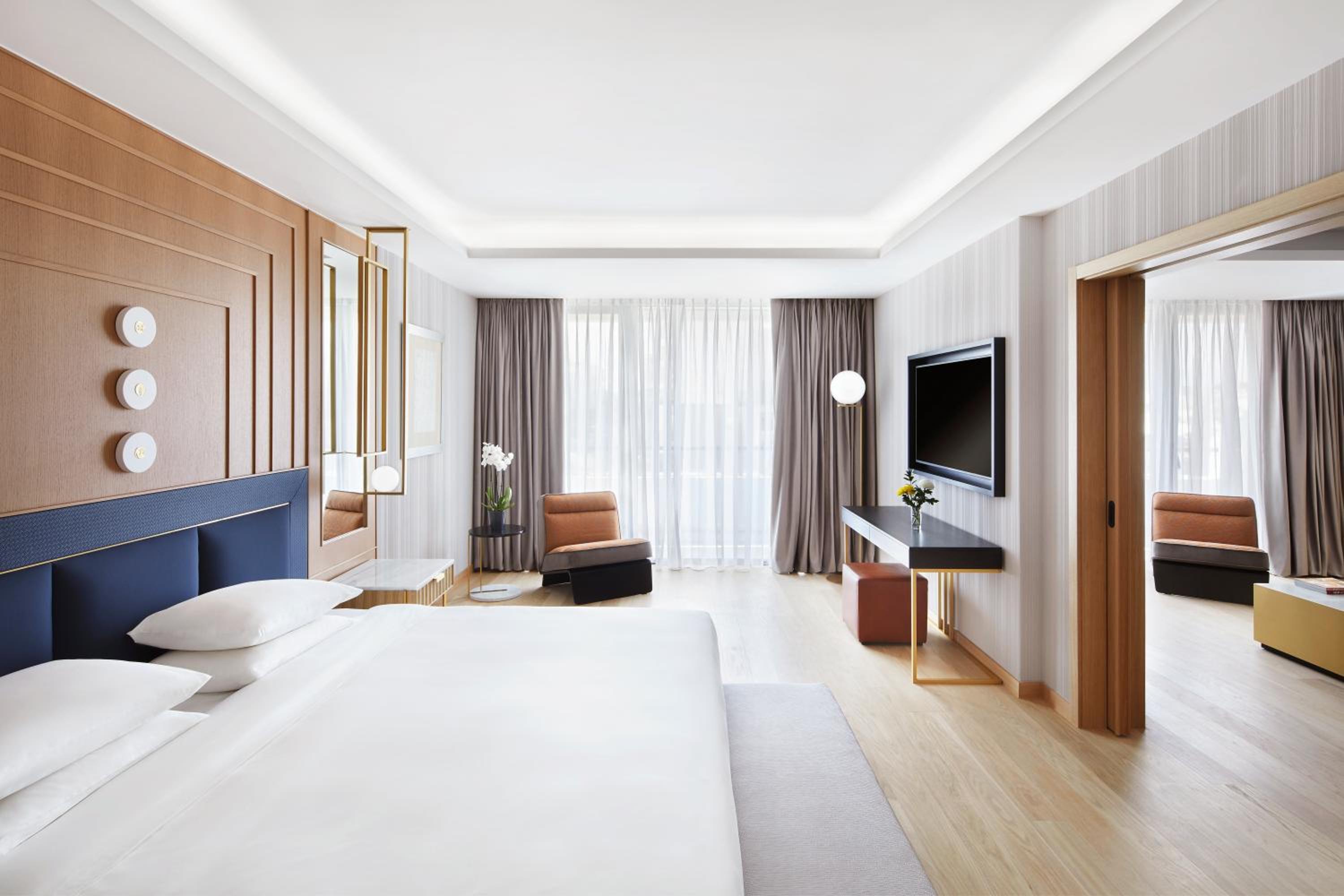 Corner King Suite thumbnail 6