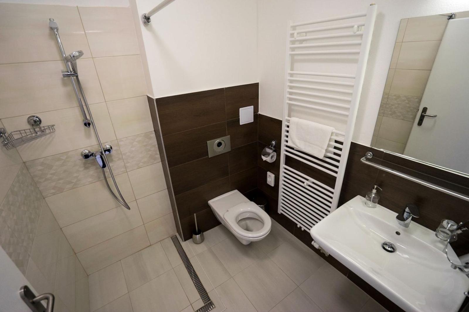 Double Room - Disability Access - Photo 3