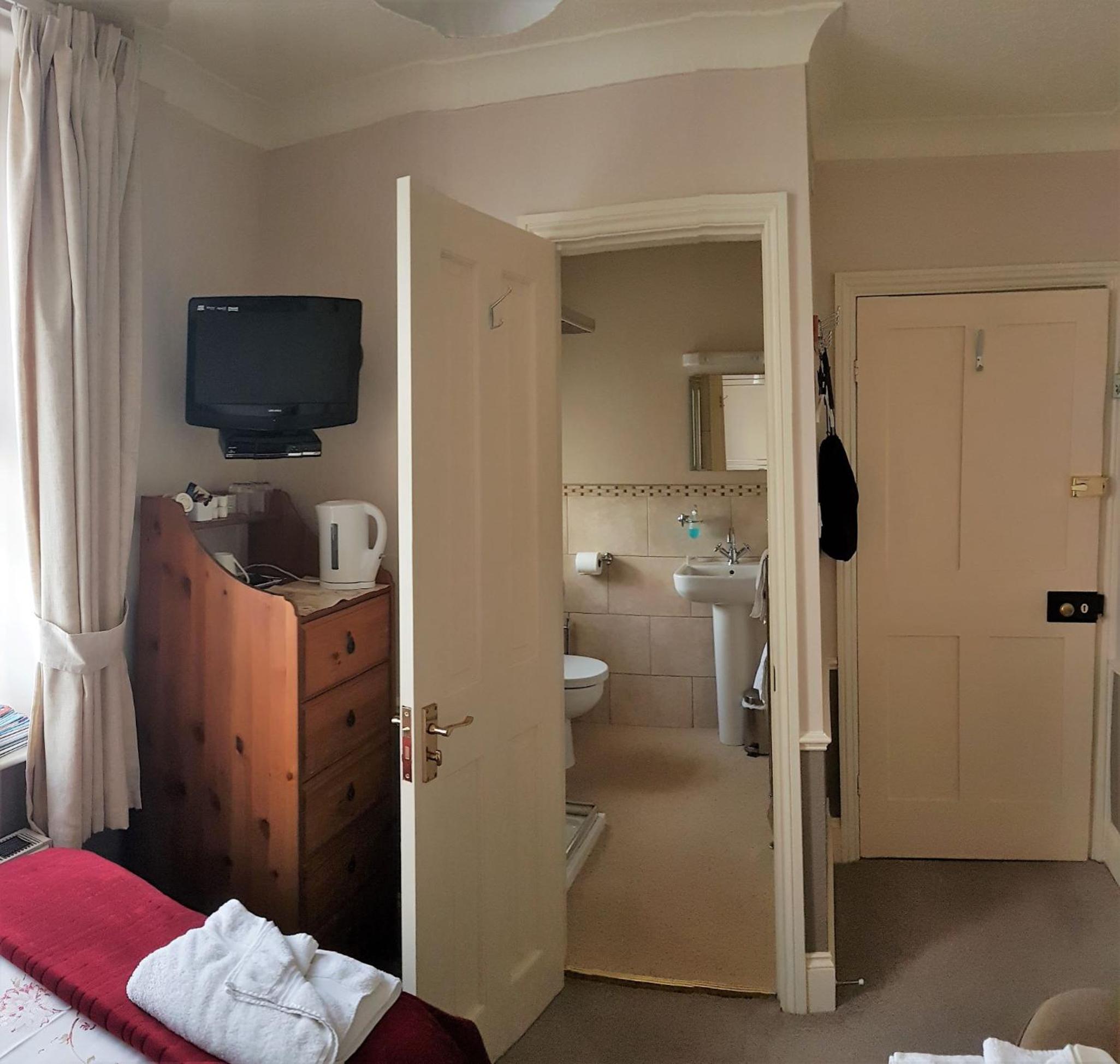 Twin Room with Private Bathroom photo 3