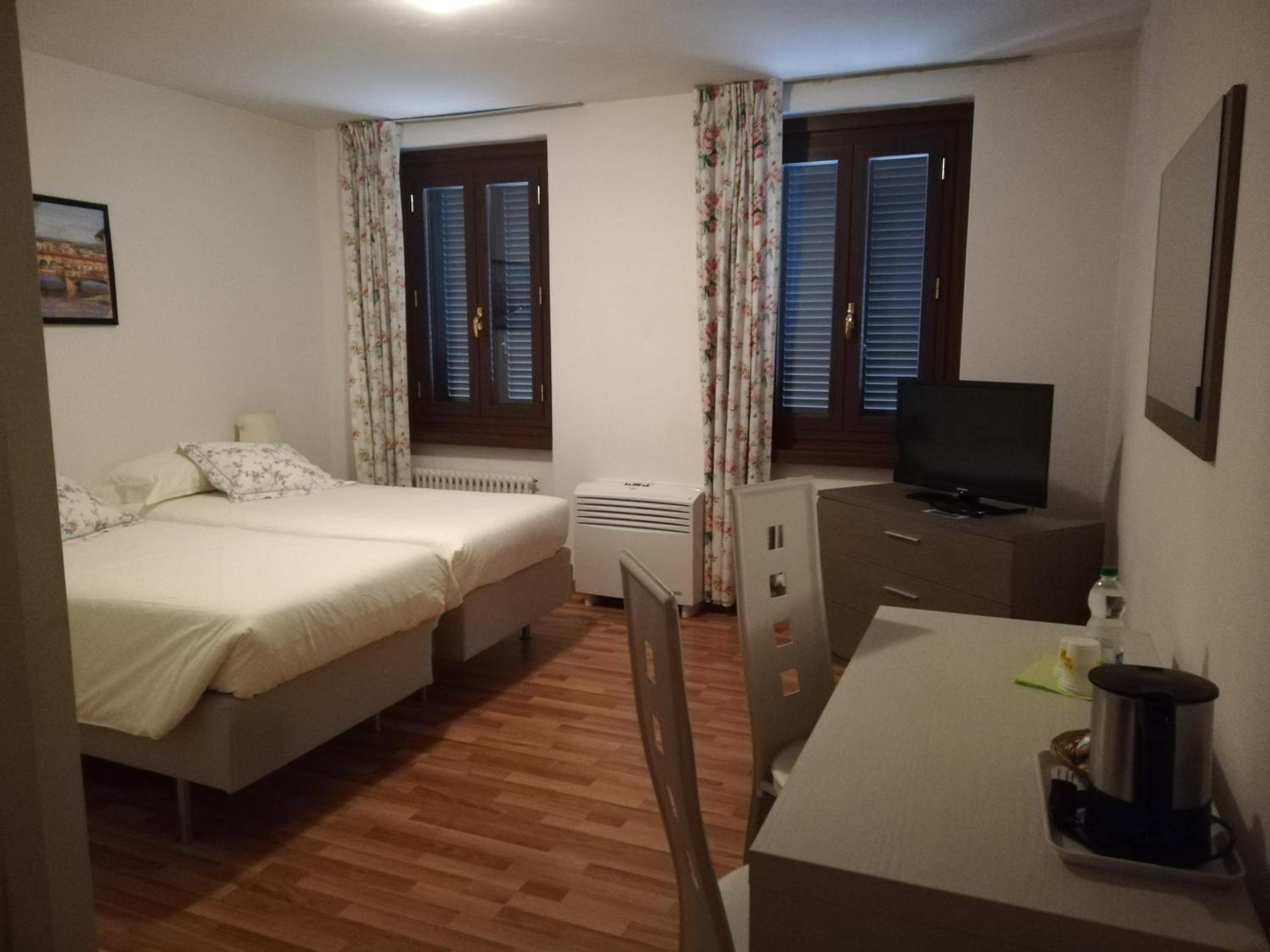 Twin Room - Photo 12
