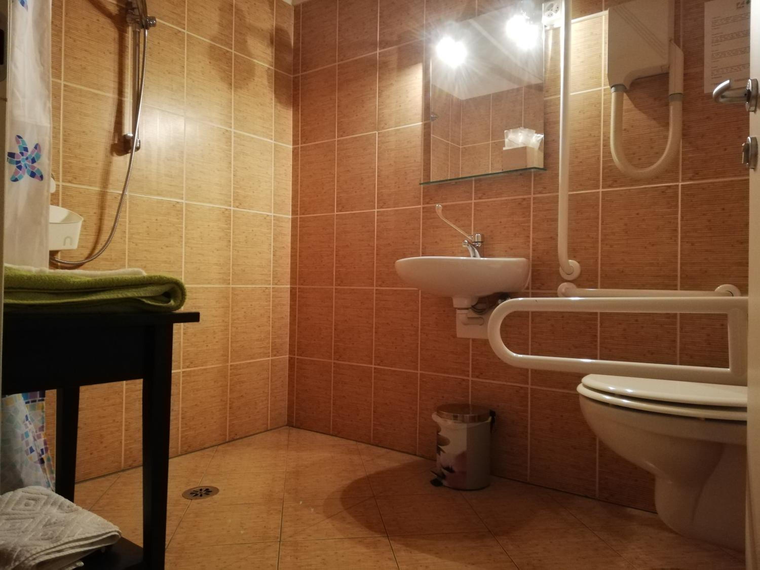 Twin Room - Photo 13