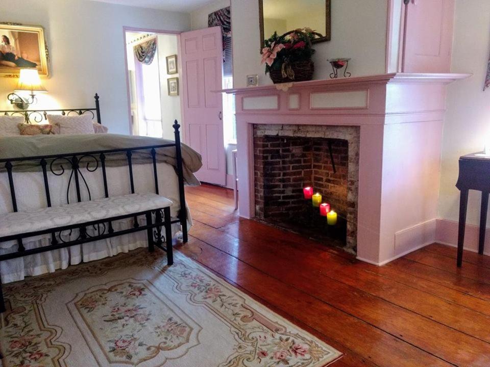 Queen Room with Private Bathroom