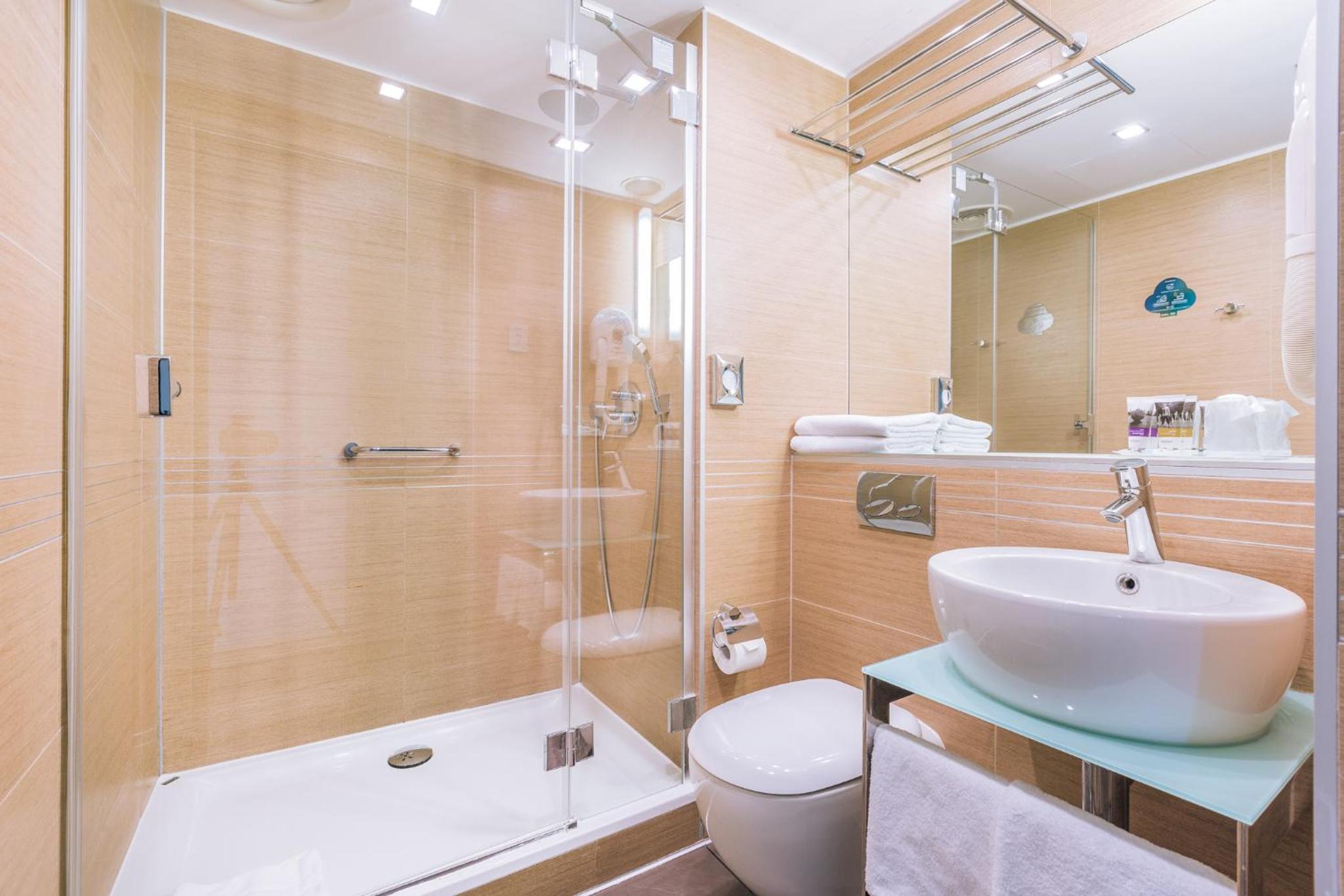 Standard Double Room - Photo 8