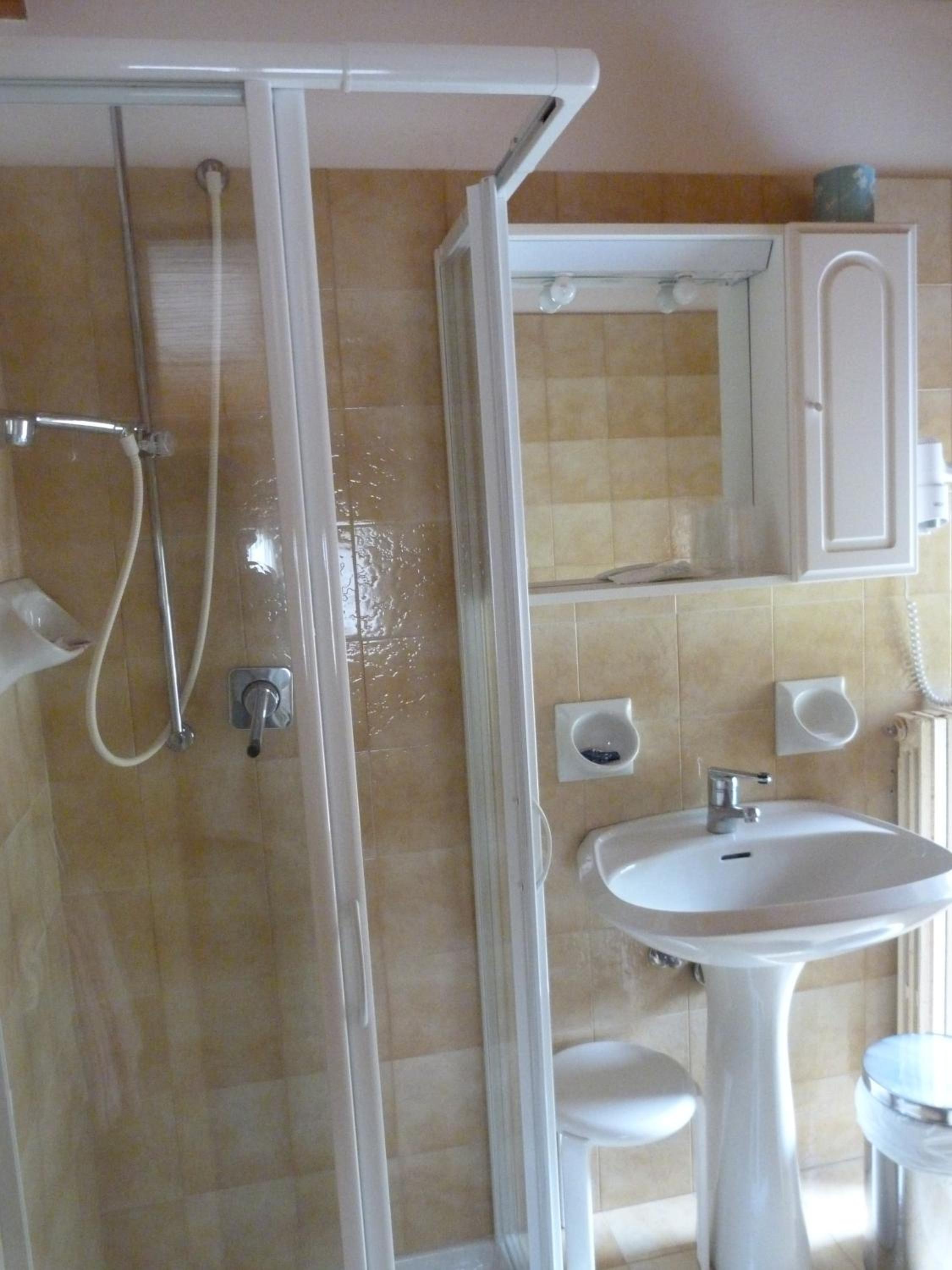 Double or Twin Room - Photo 11