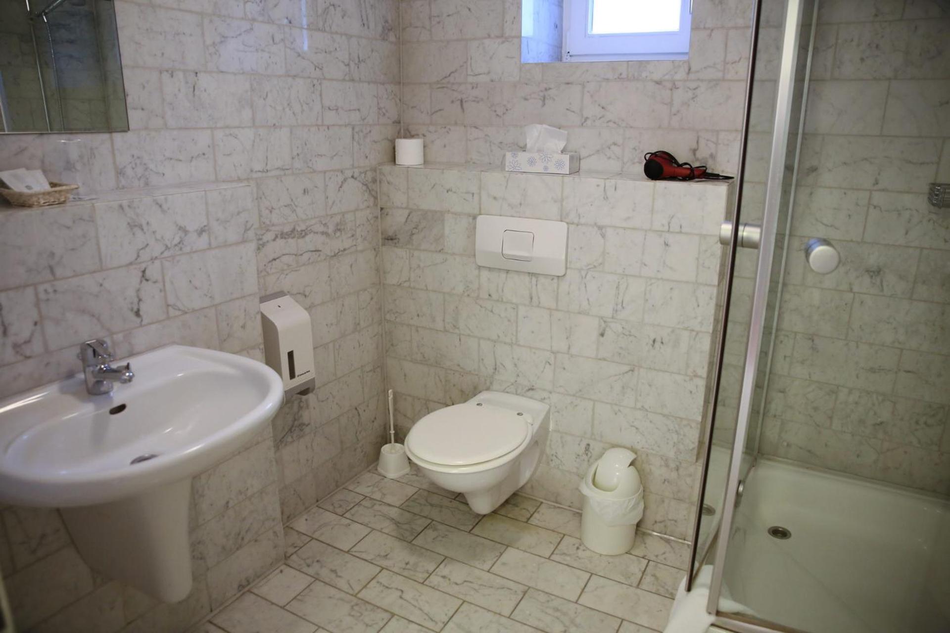 Double Room - Photo 10