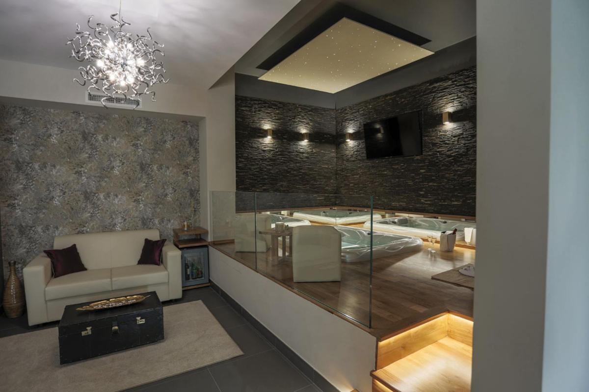 Suite with Spa Bath photo 3