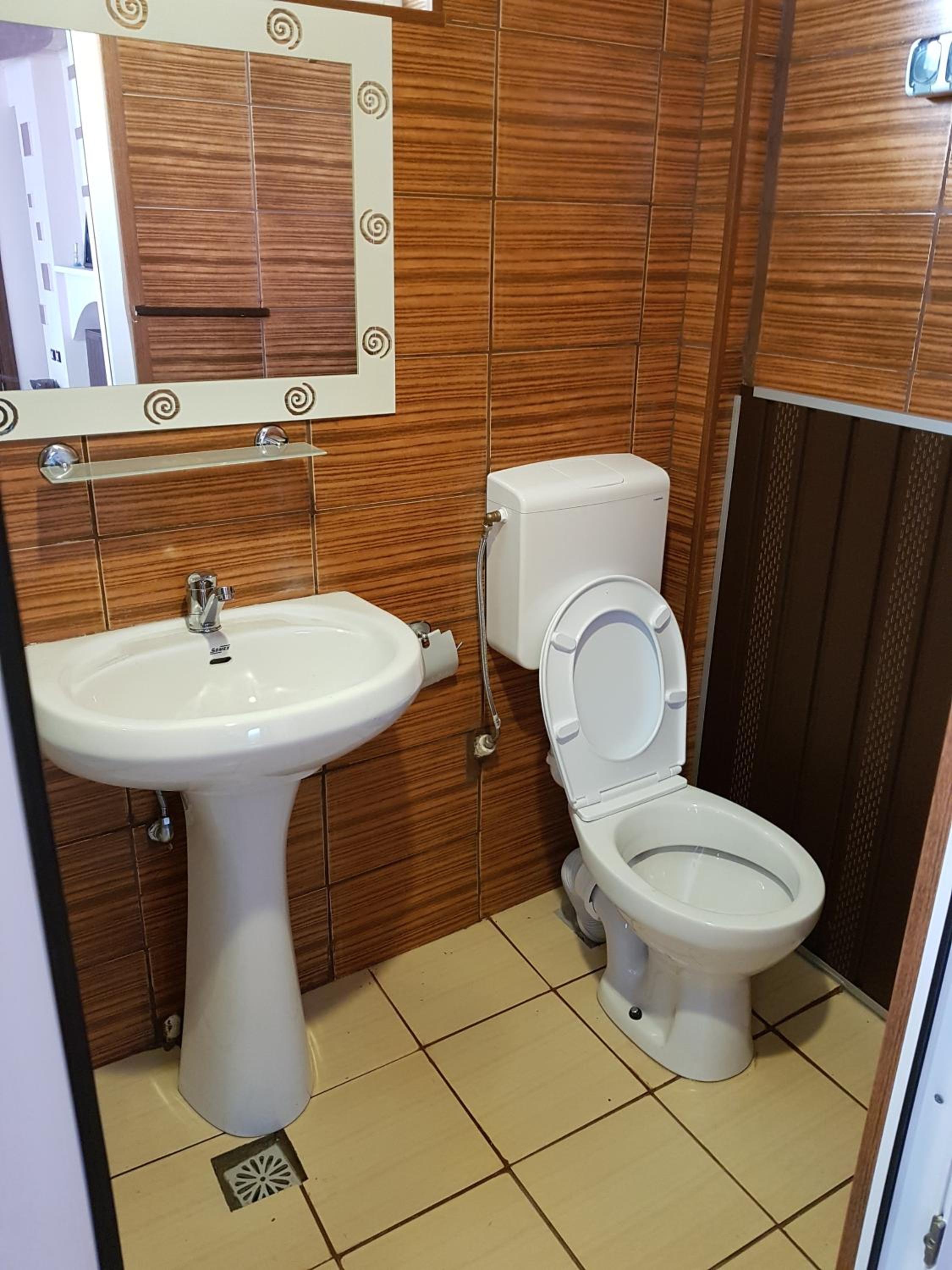 Family Room with Bathroom photo 3
