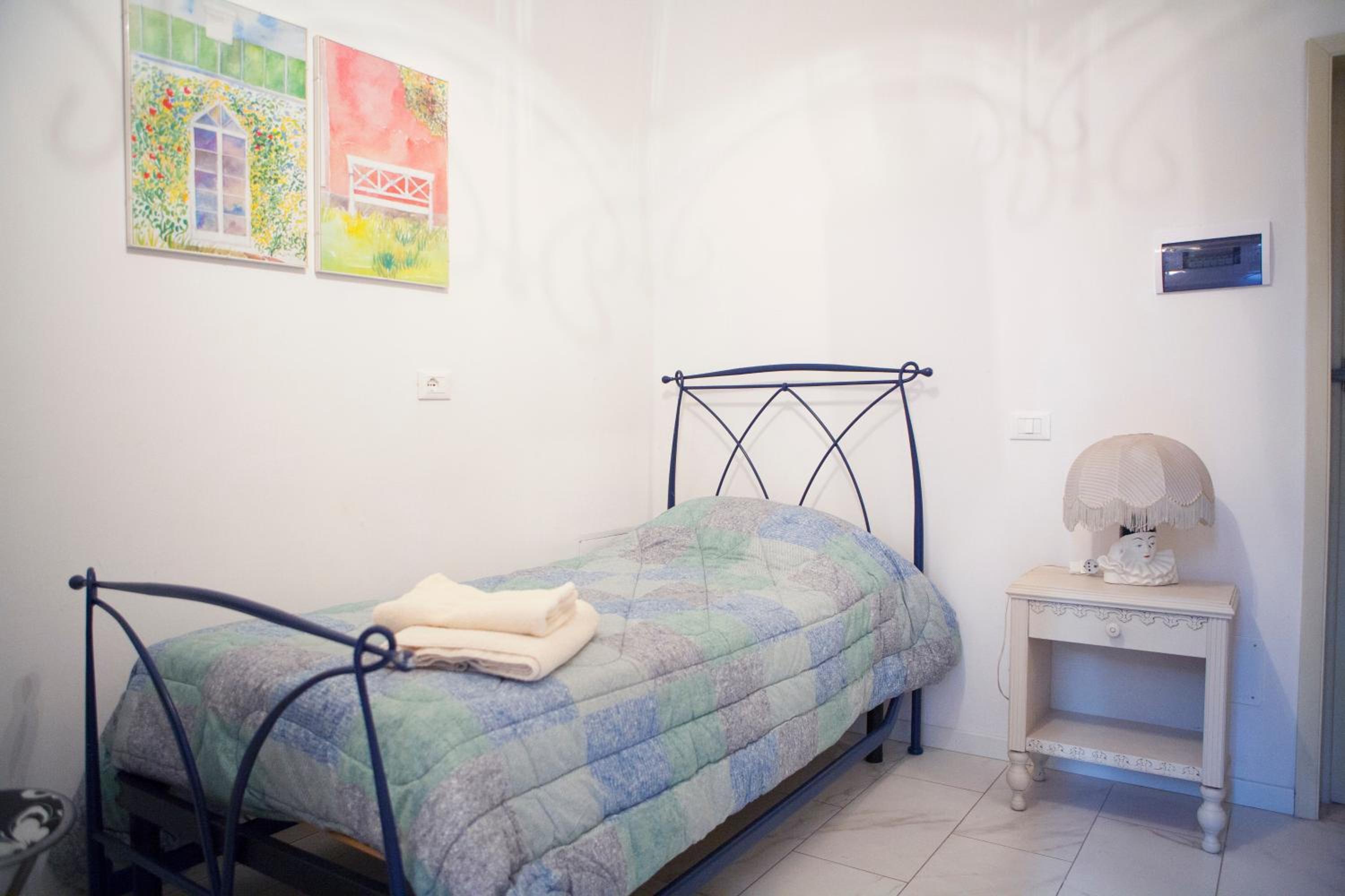 Single Room with Private Bathroom photo 1