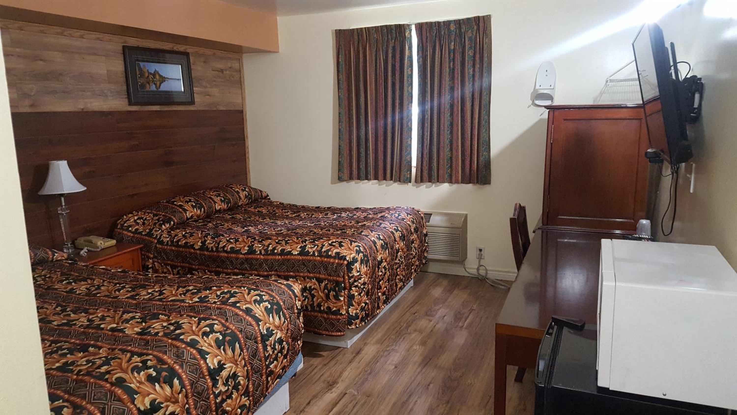 Queen Room with Two Queen Beds - Photo 5