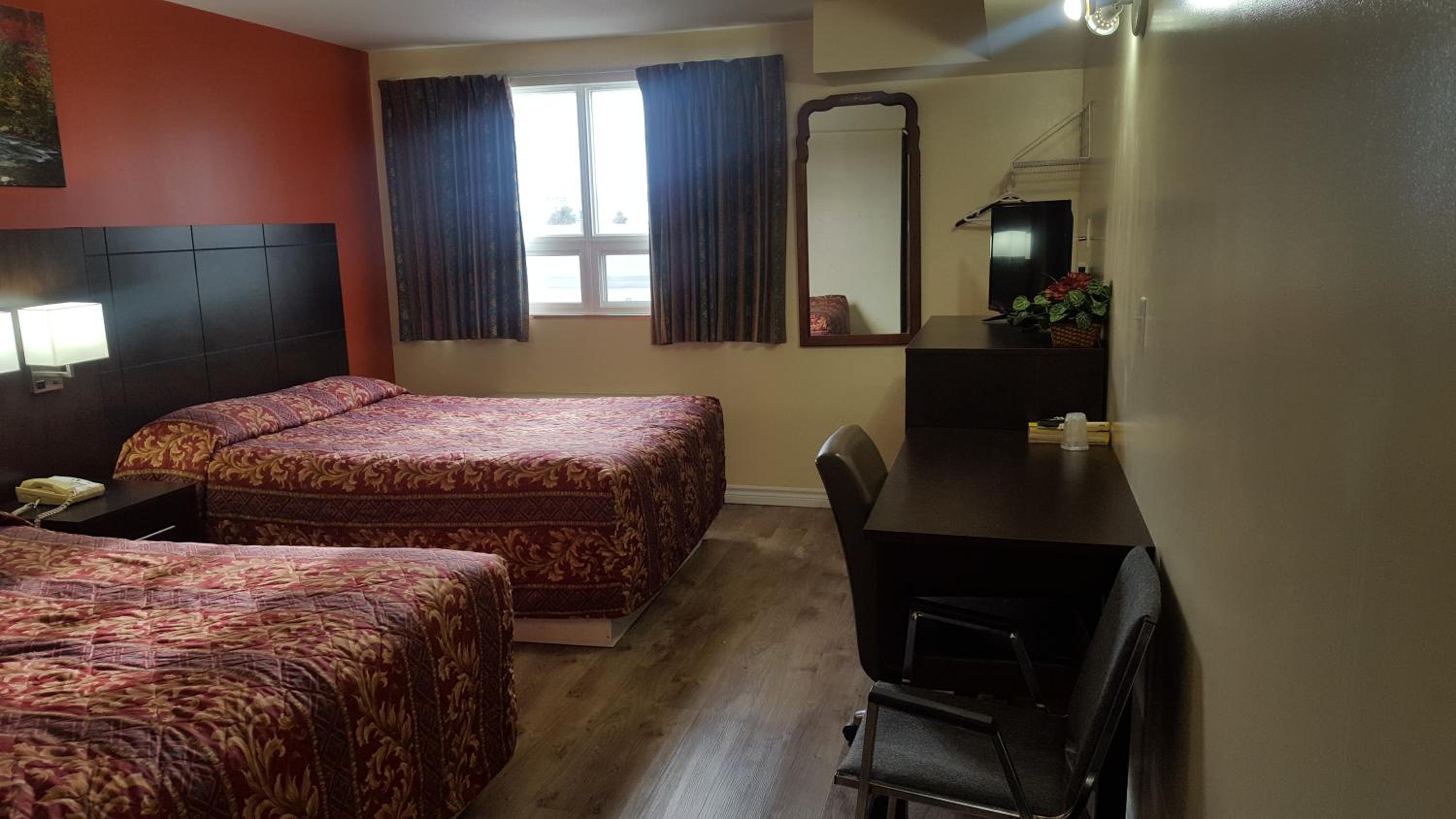 Queen Room with Two Queen Beds - Photo 4