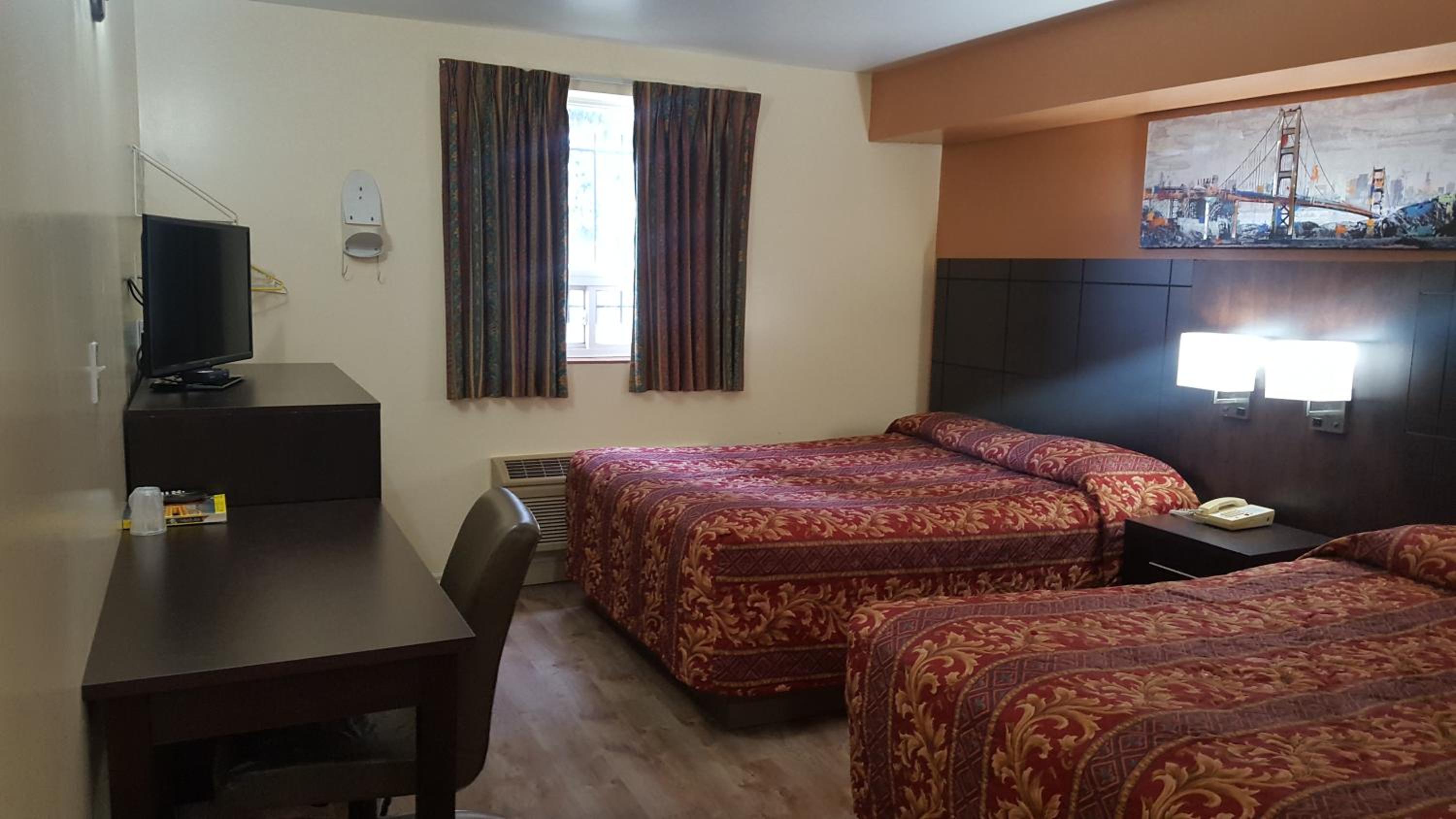 Queen Room with Two Queen Beds - Photo 2