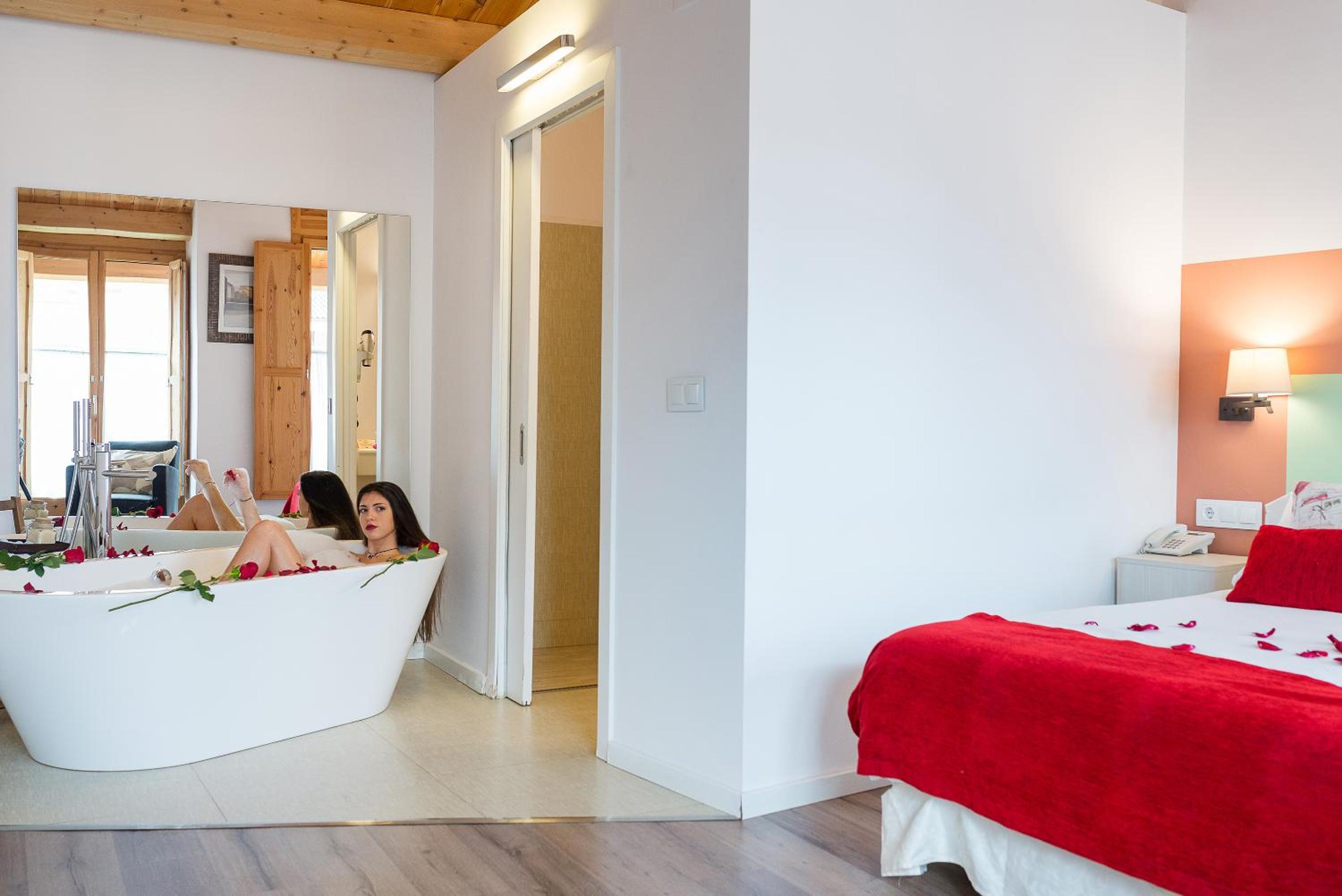 Deluxe Double Room with Bath photo 2