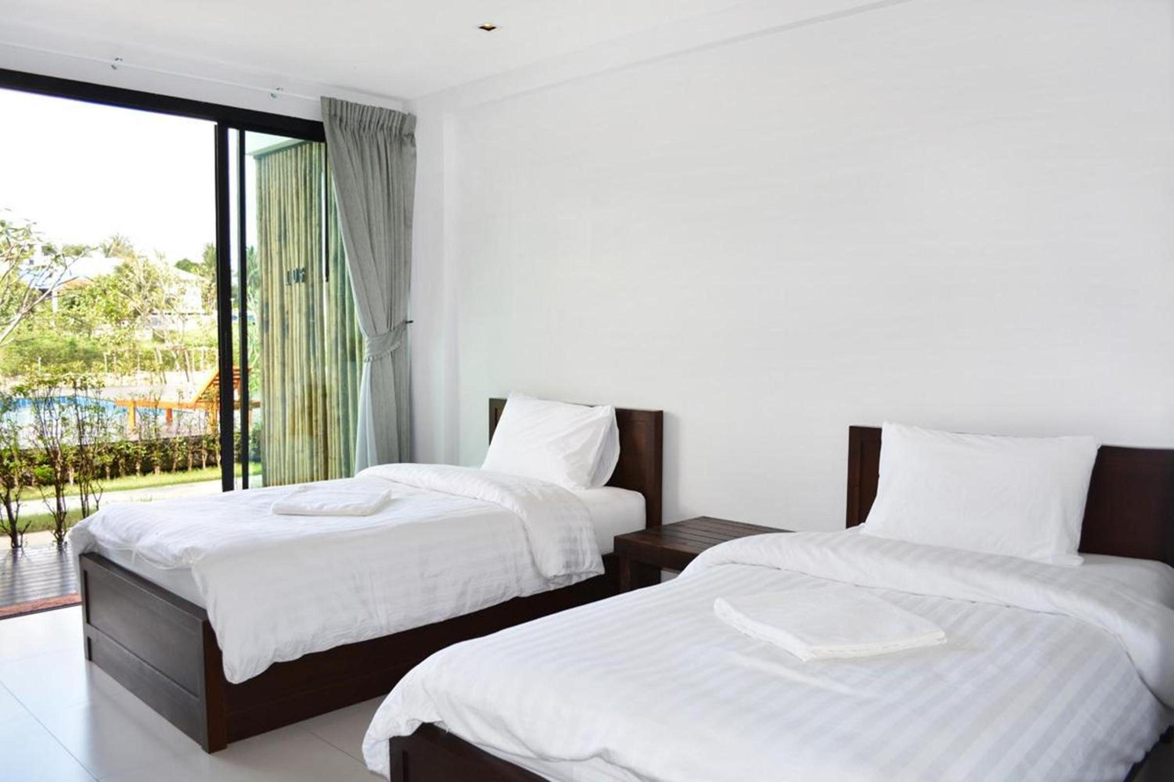 Deluxe Twin Room with Pool View photo 1