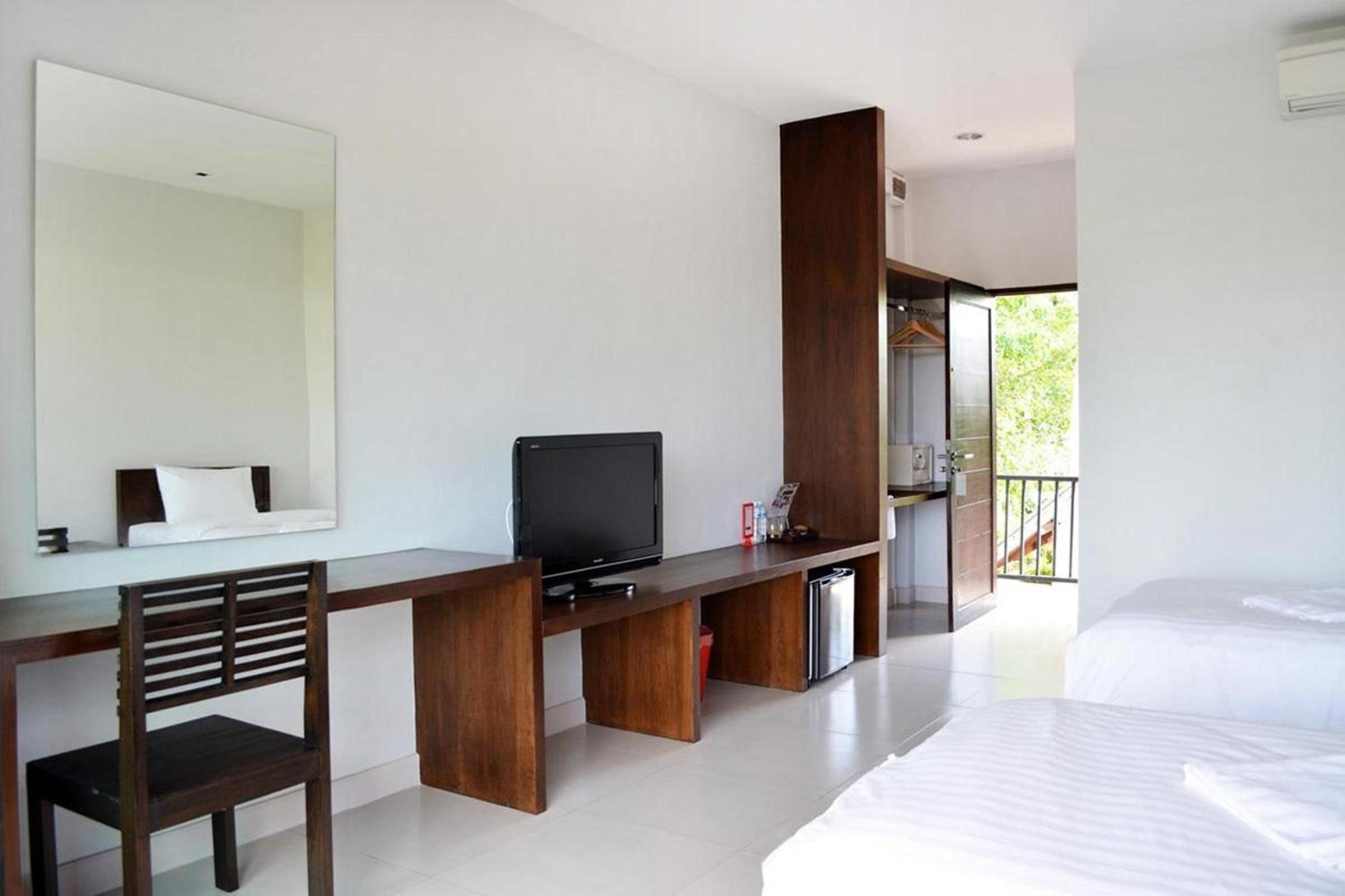 Deluxe Twin Room with Pool View photo 2