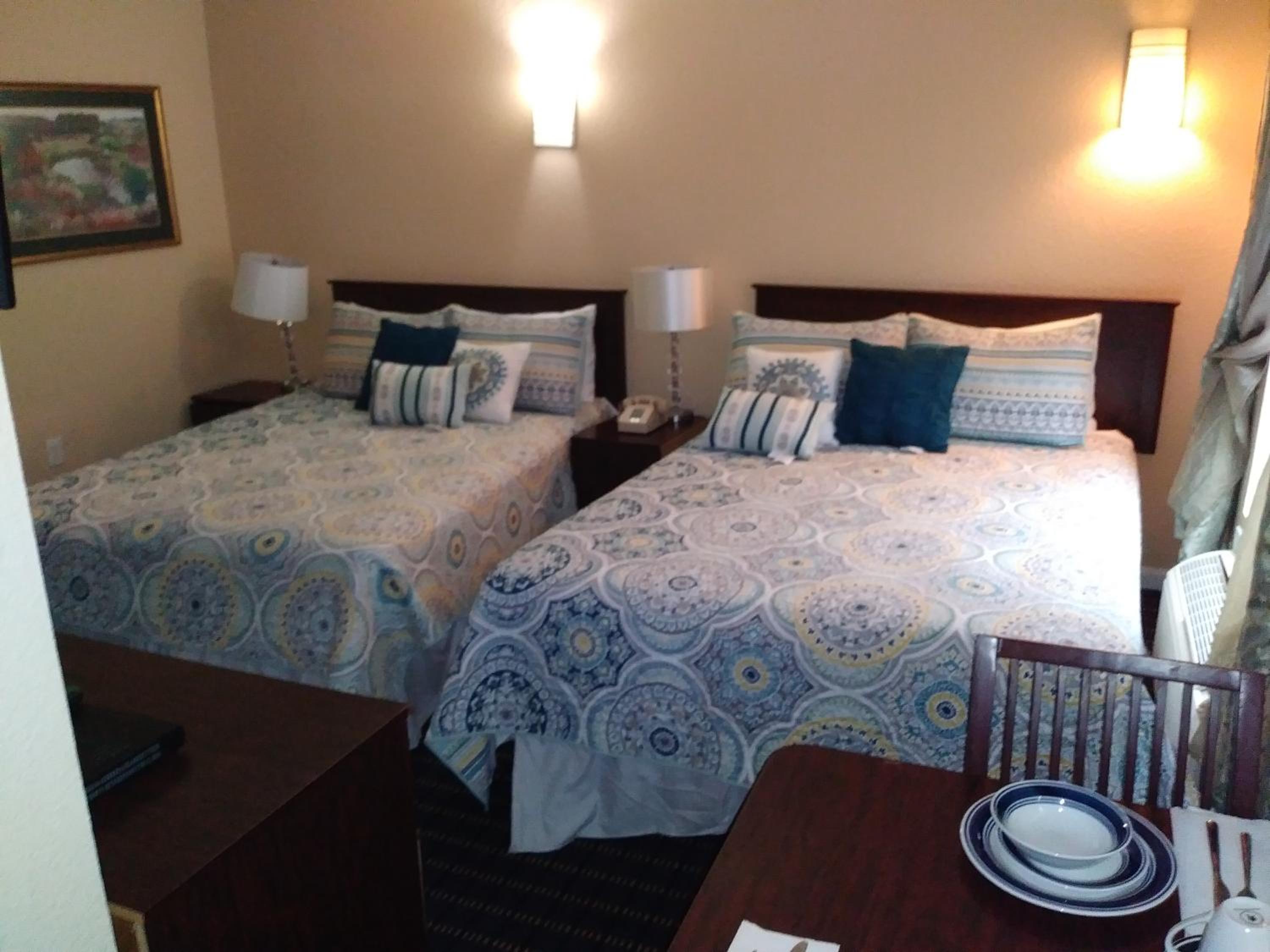 Deluxe Two Queen Suite - Photo 5