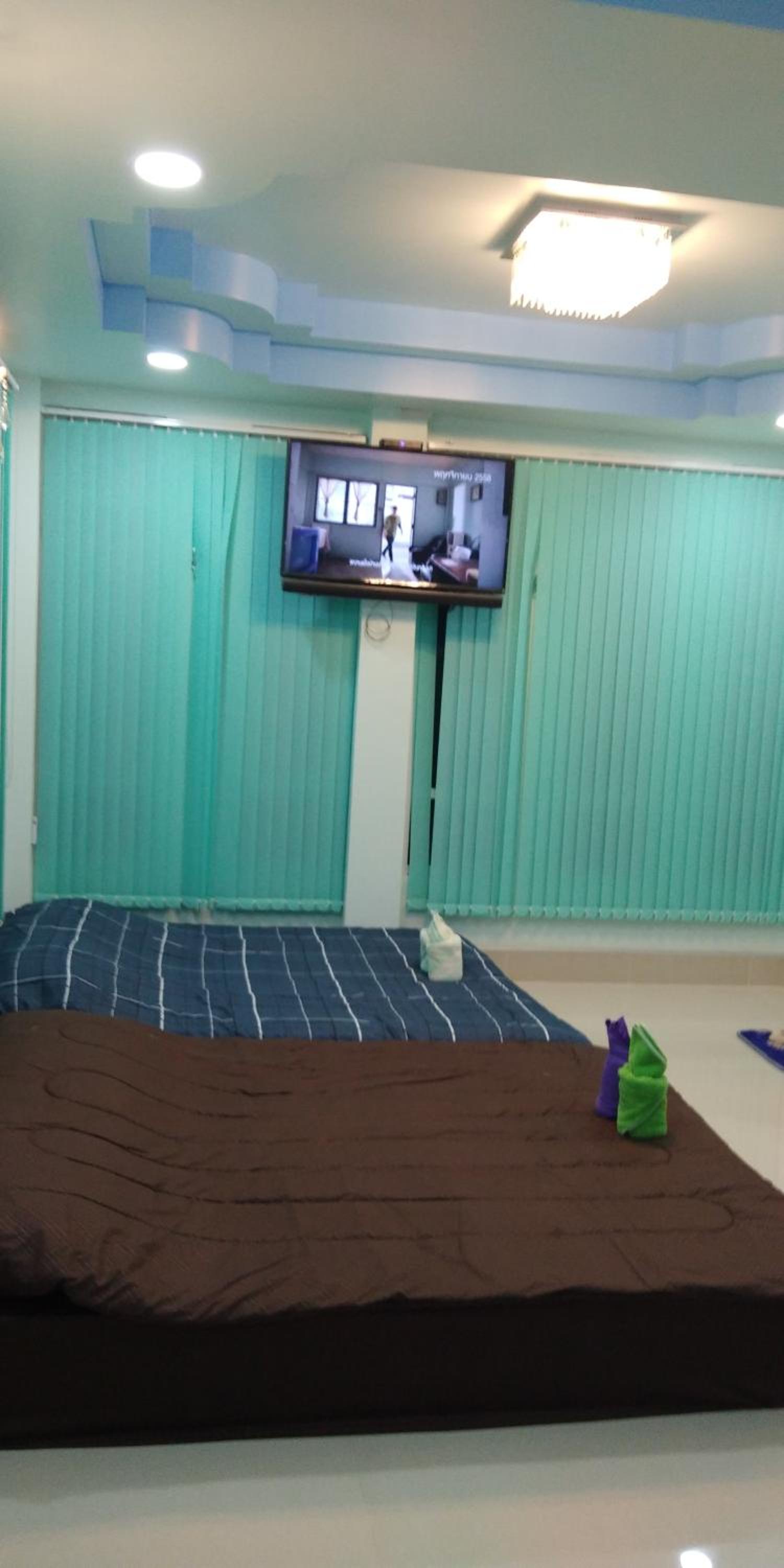 Family Room with Private Bathroom - Photo 9