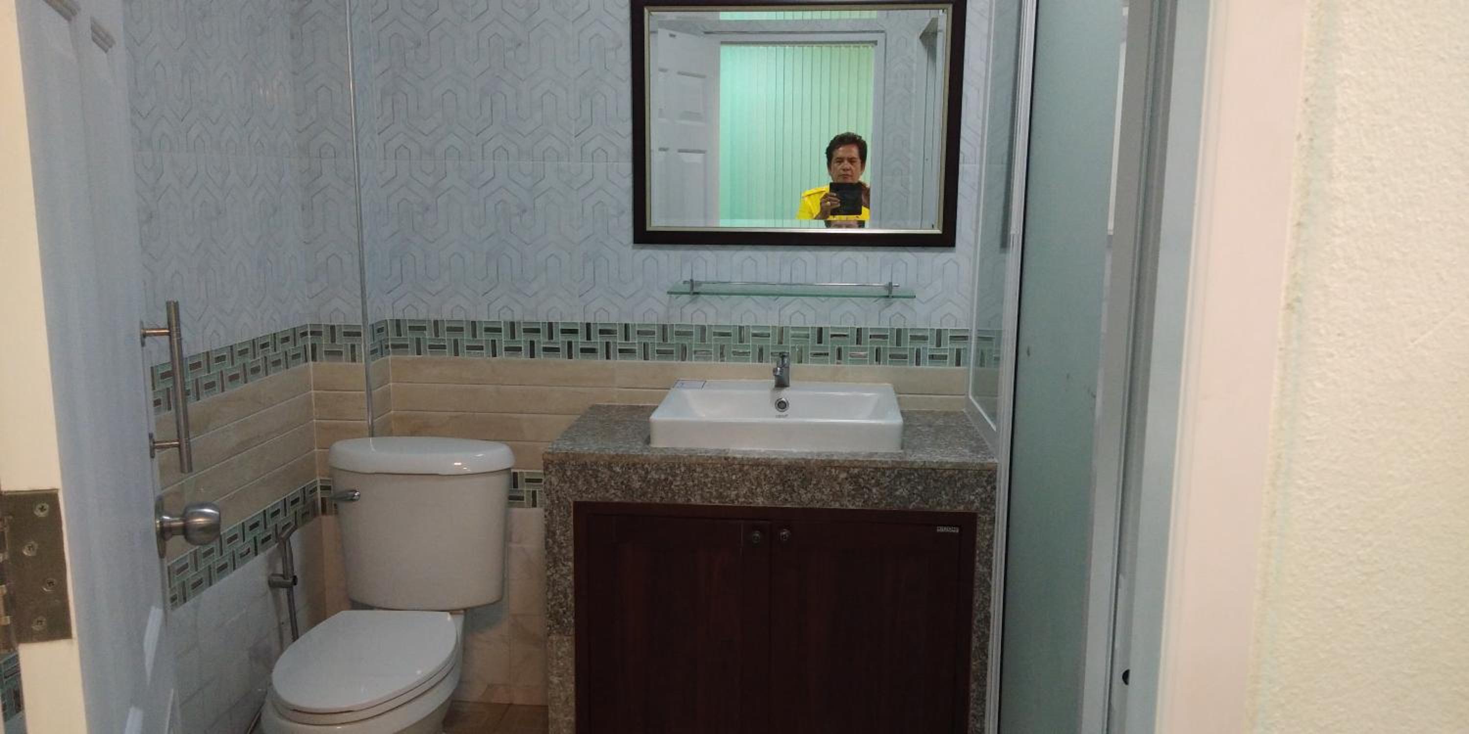 Family Room with Private Bathroom - Photo 5
