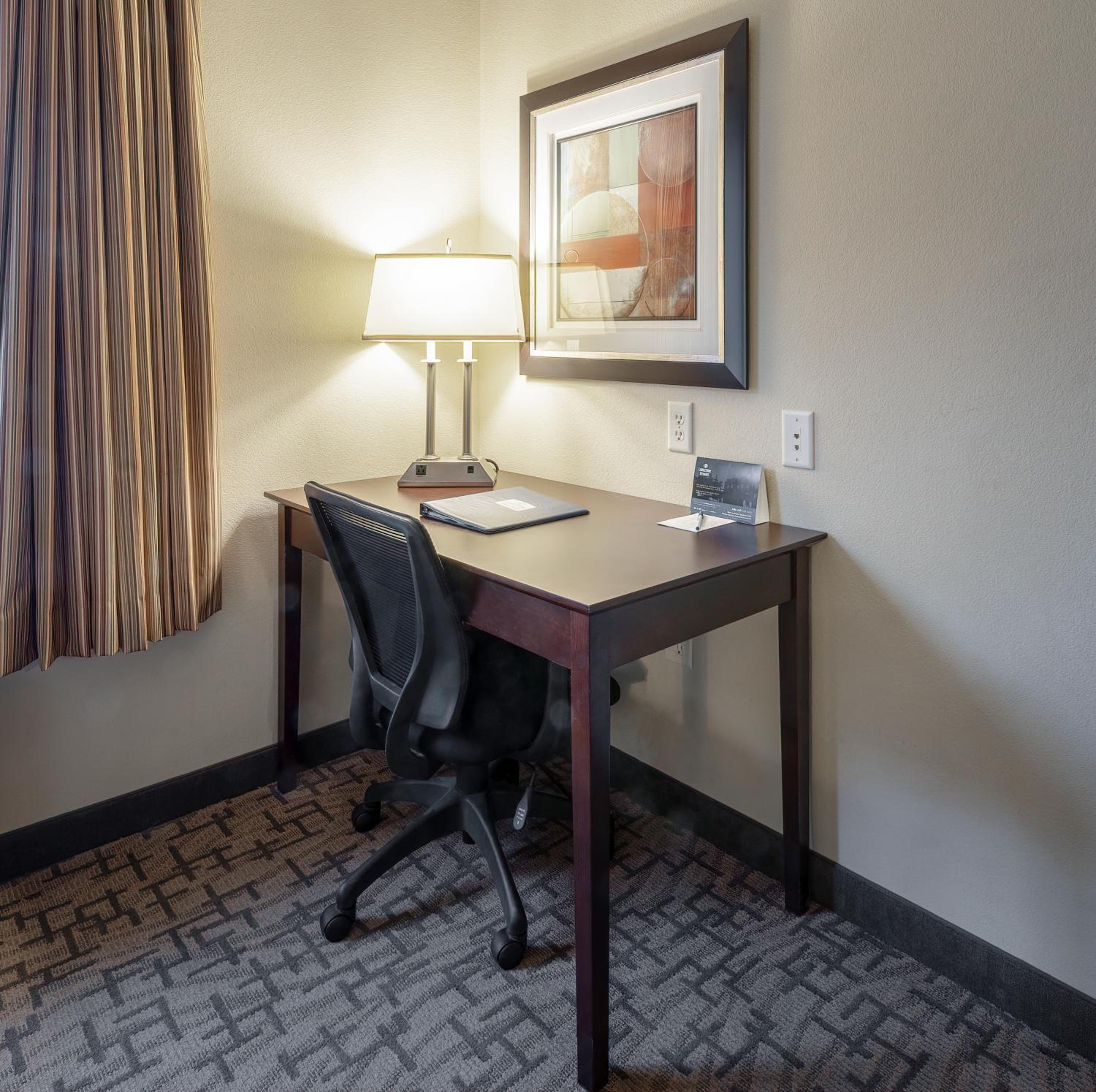 Queen Room with Two Queen Beds - Photo 4