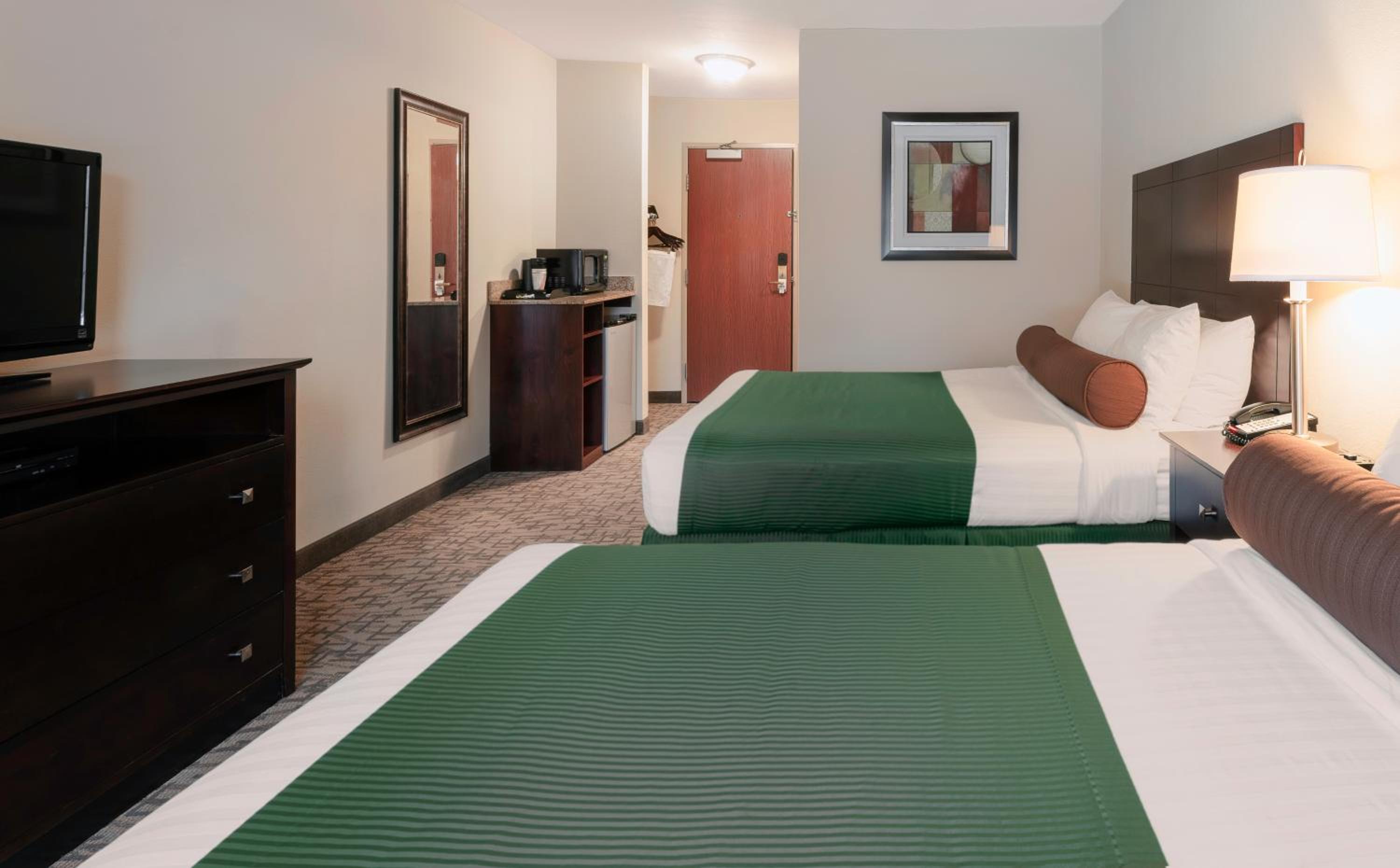 Queen Room with Two Queen Beds - Photo 3