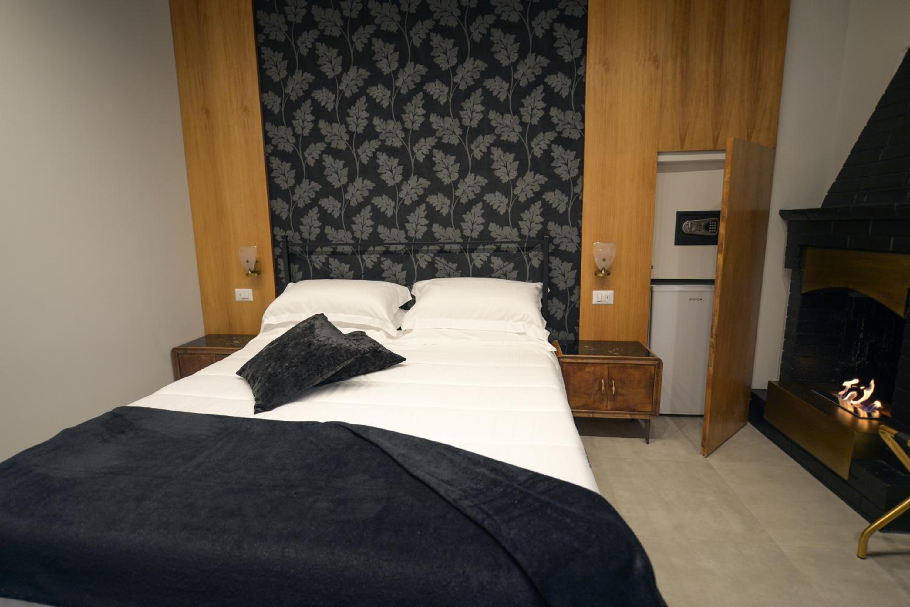 One-Bedroom House - Photo 36
