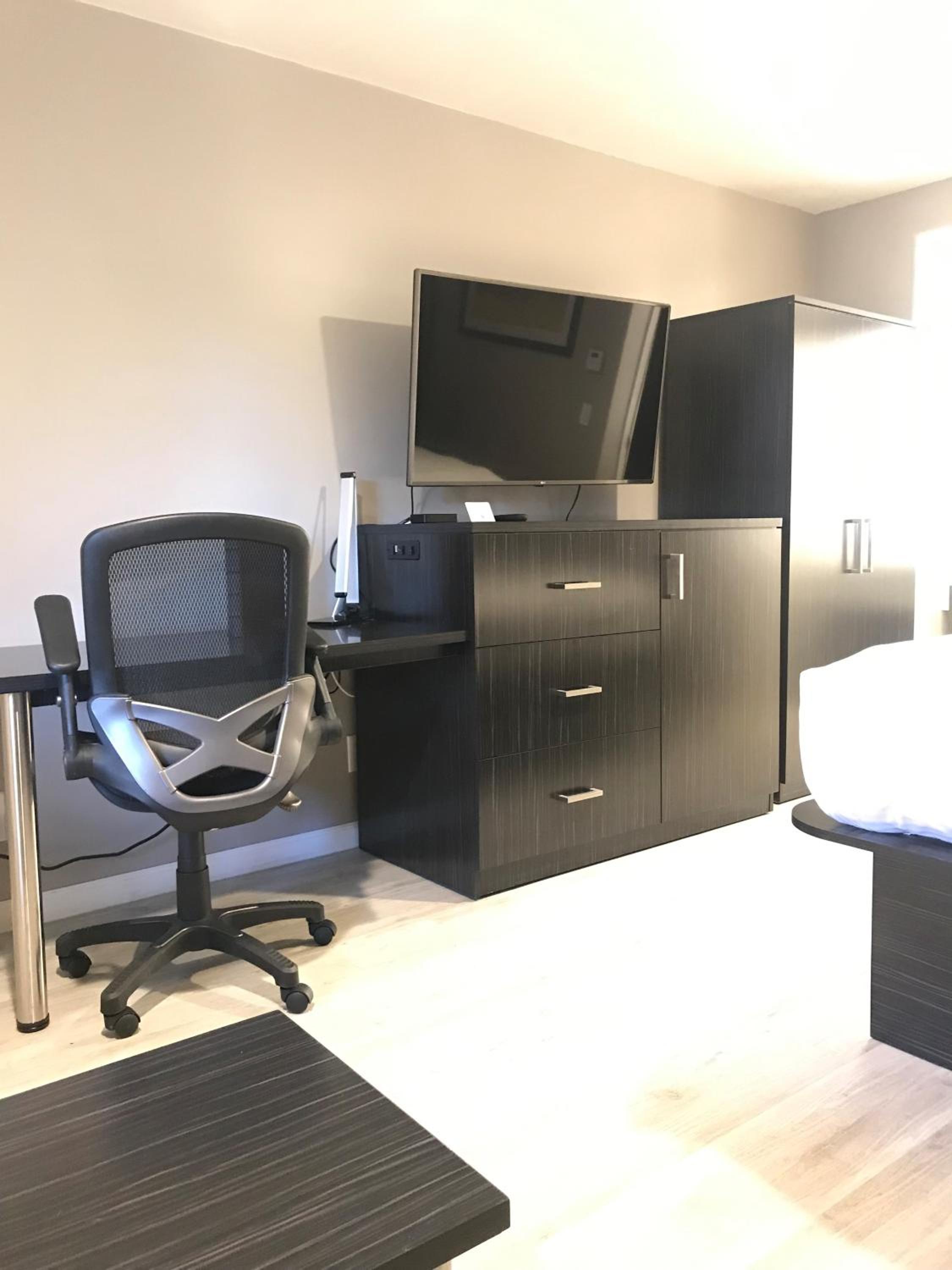 King Room with Sofa Bed - Communication Assistance/Disability Access - Photo 4