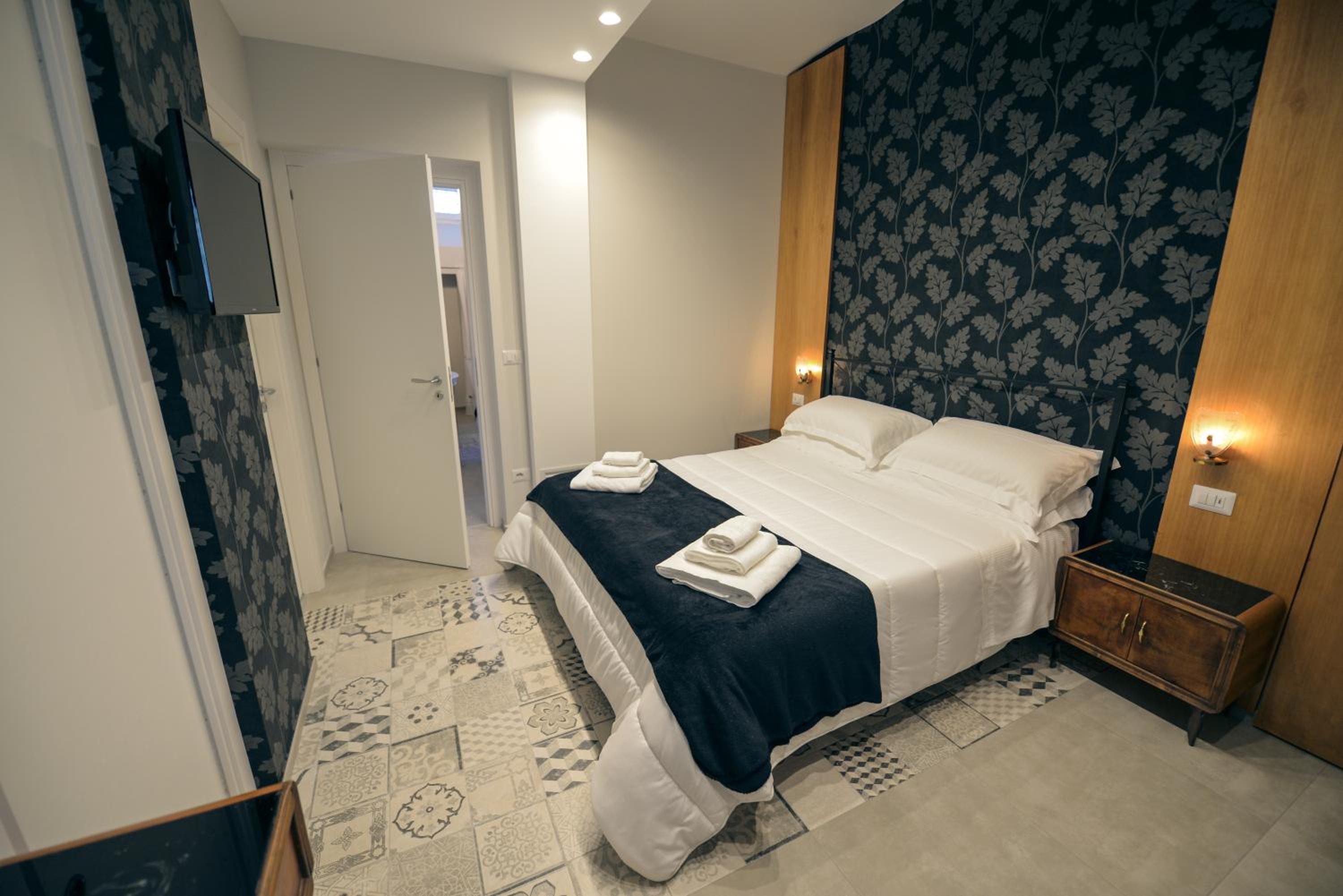One-Bedroom House - Photo 31
