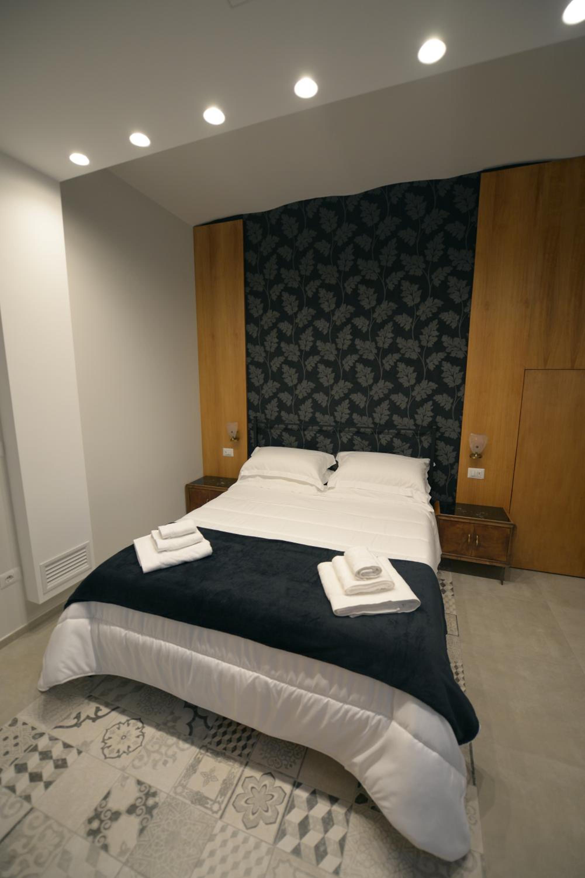 One-Bedroom House - Photo 33