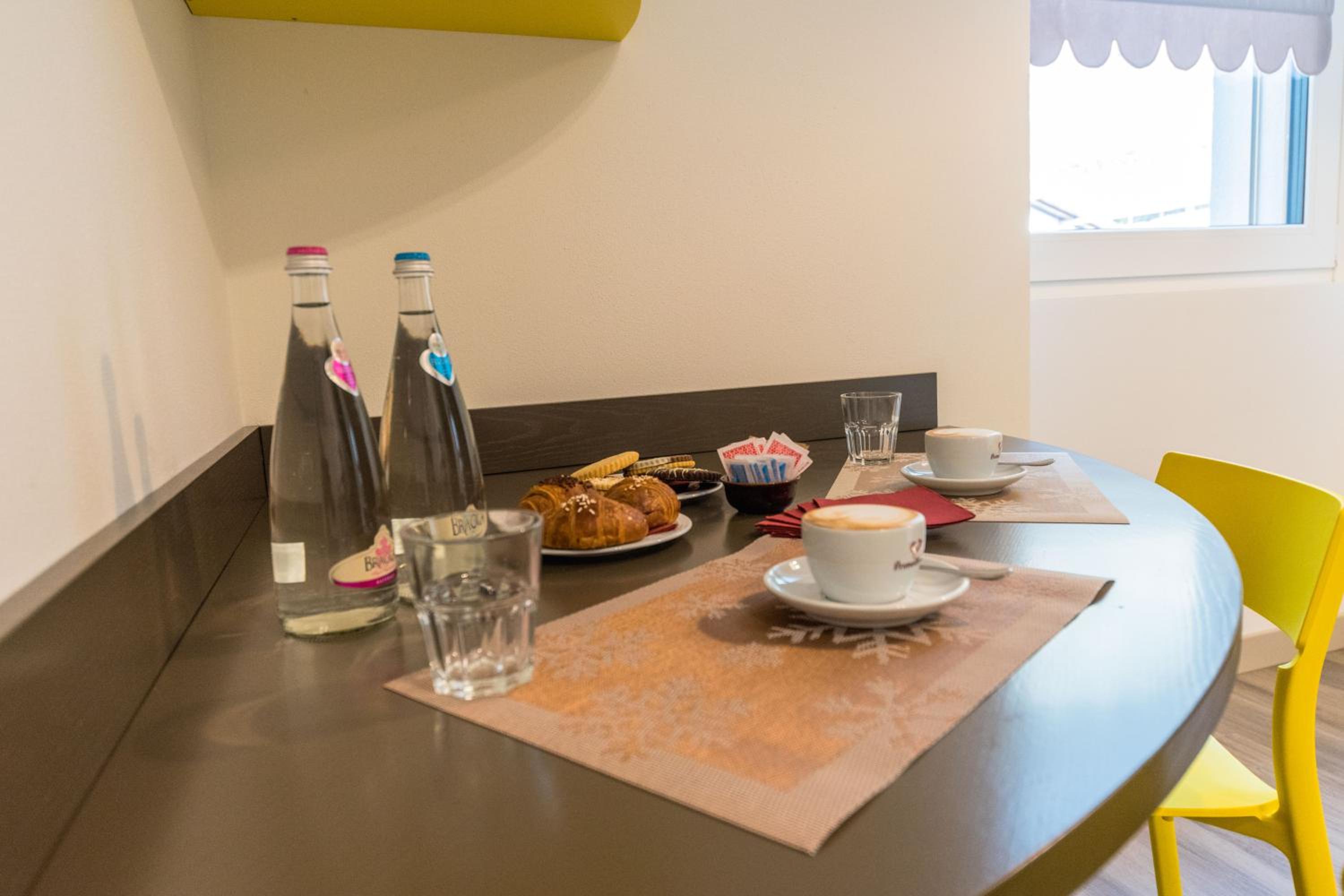 Junior Suite with Balcony - Photo 4