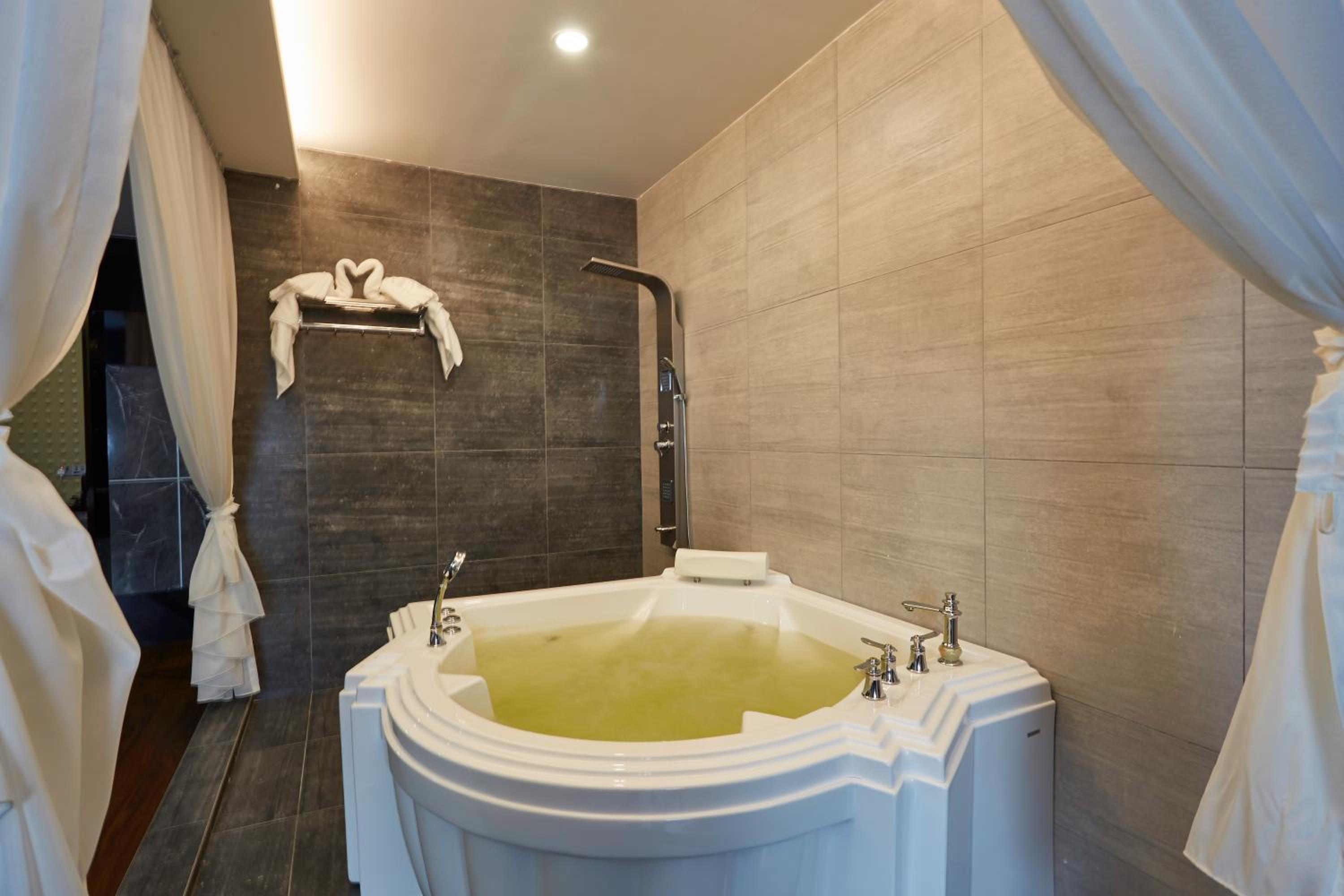 Deluxe Suite with Spa Bath photo 3
