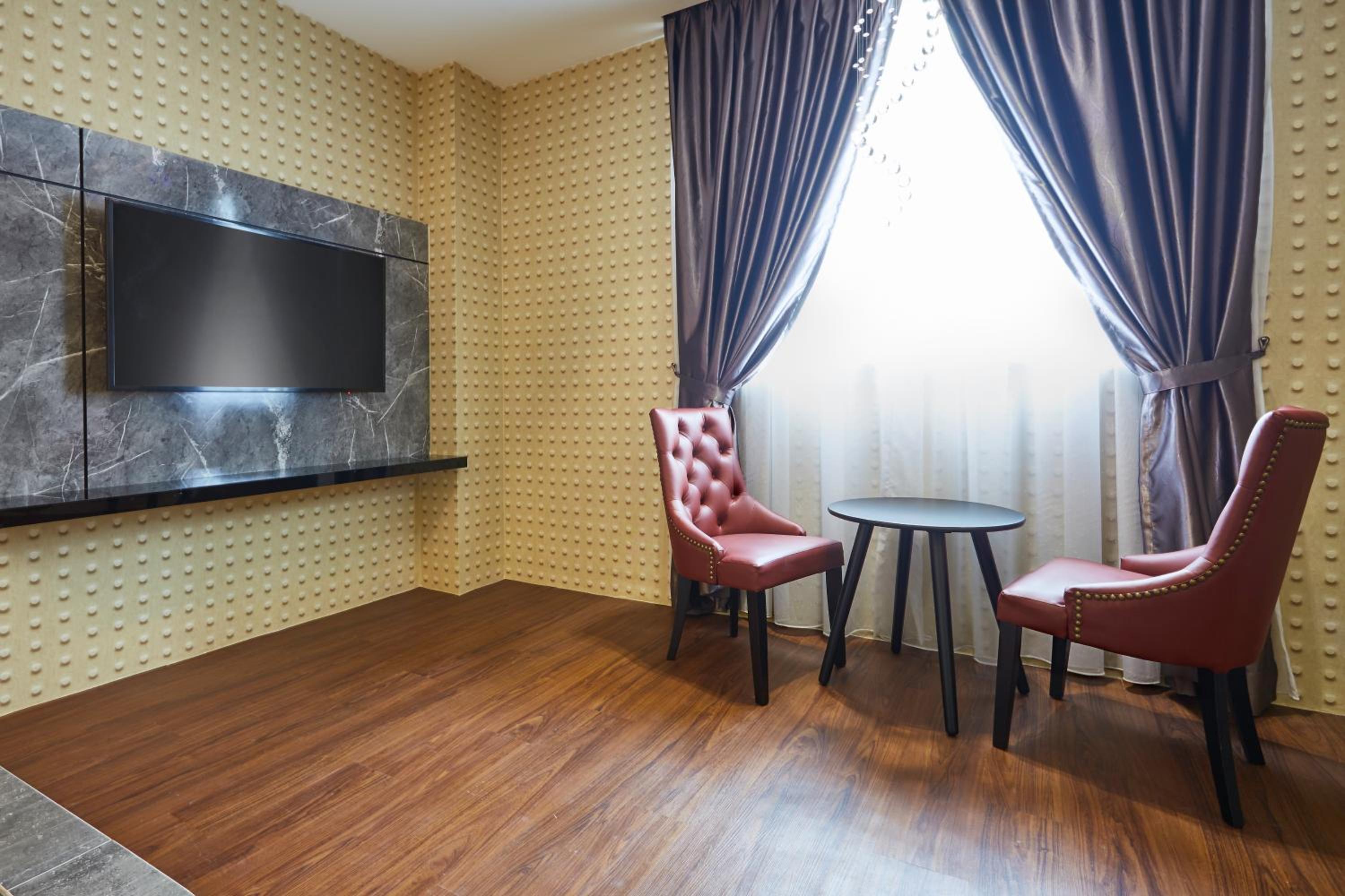 Deluxe Suite with Spa Bath photo 2