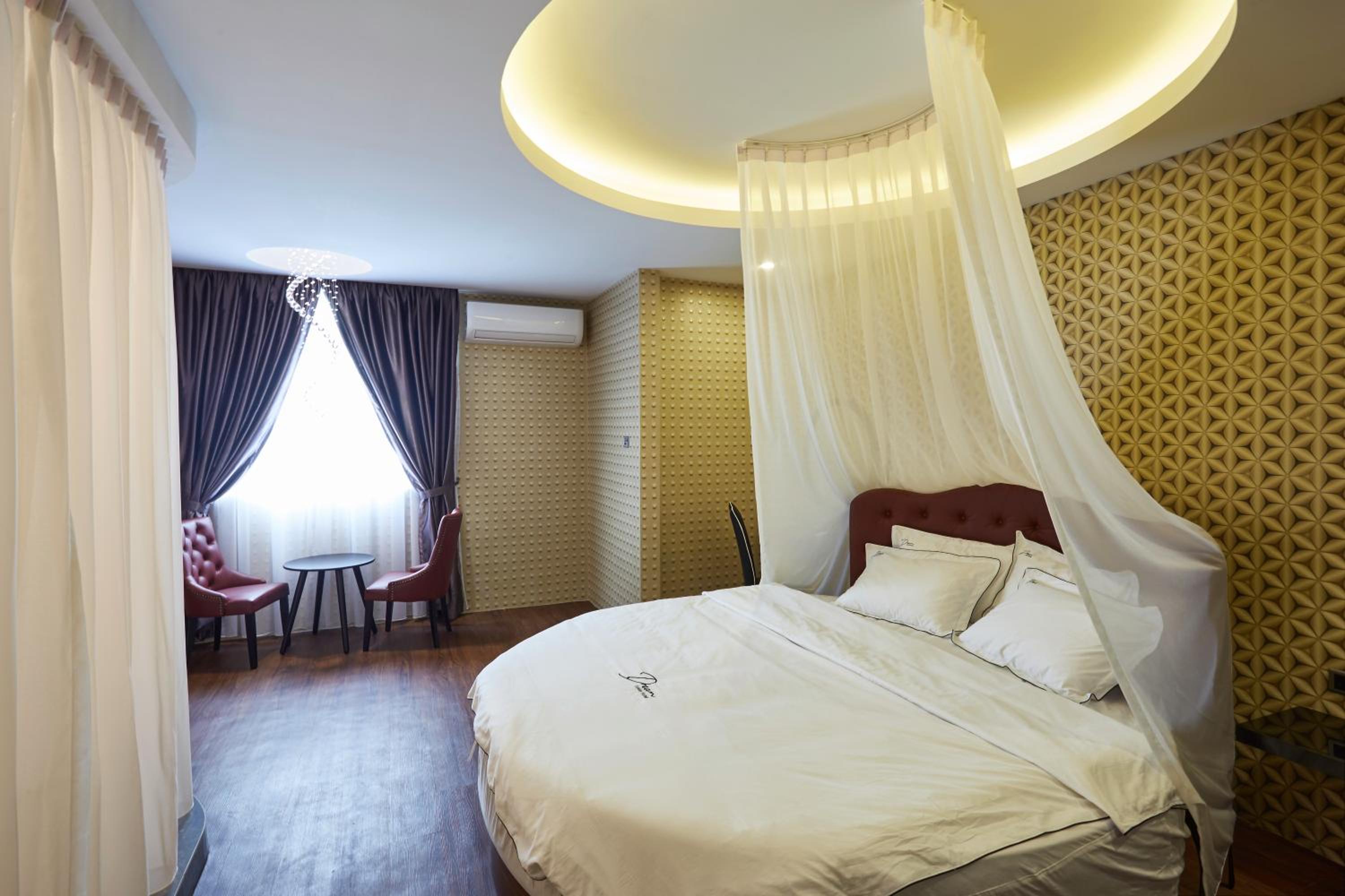 Deluxe Suite with Spa Bath photo 1
