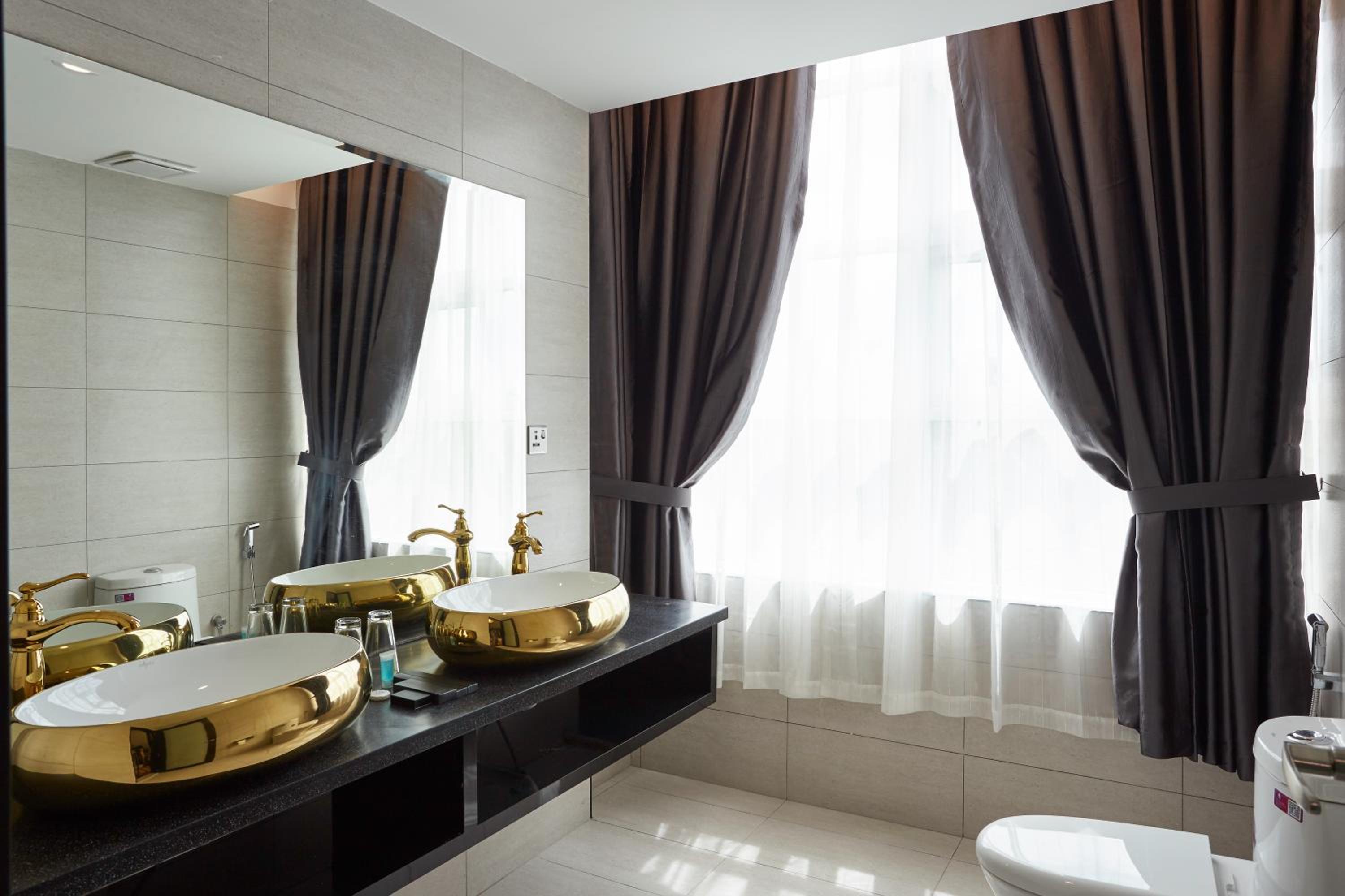 King Suite with Spa Bath photo 3