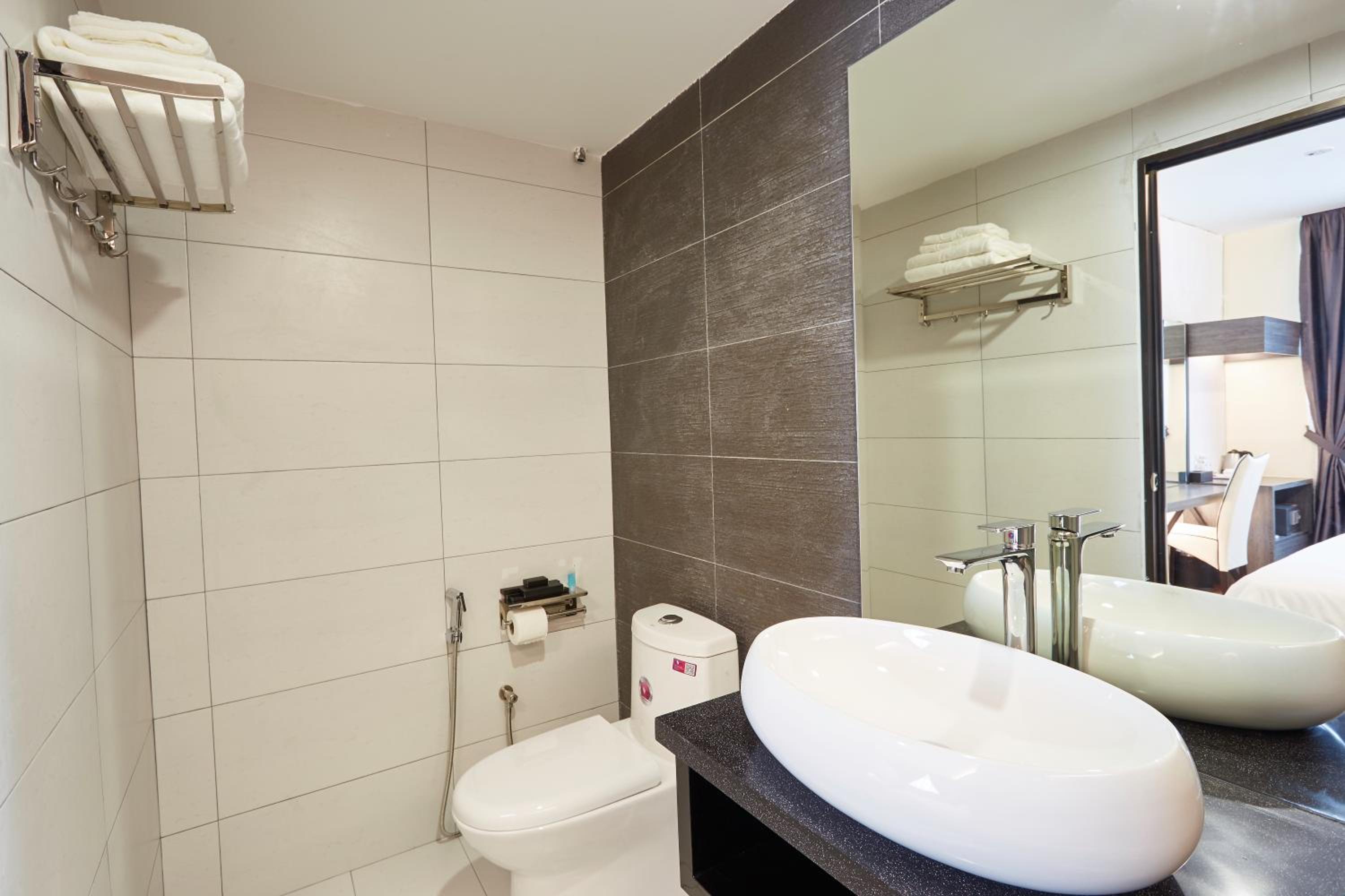 Standard King Room - Photo 4