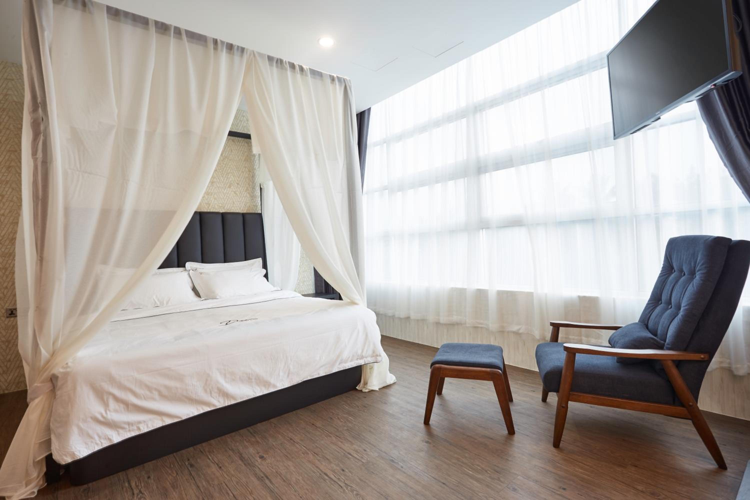 Queen Room with Spa Bath