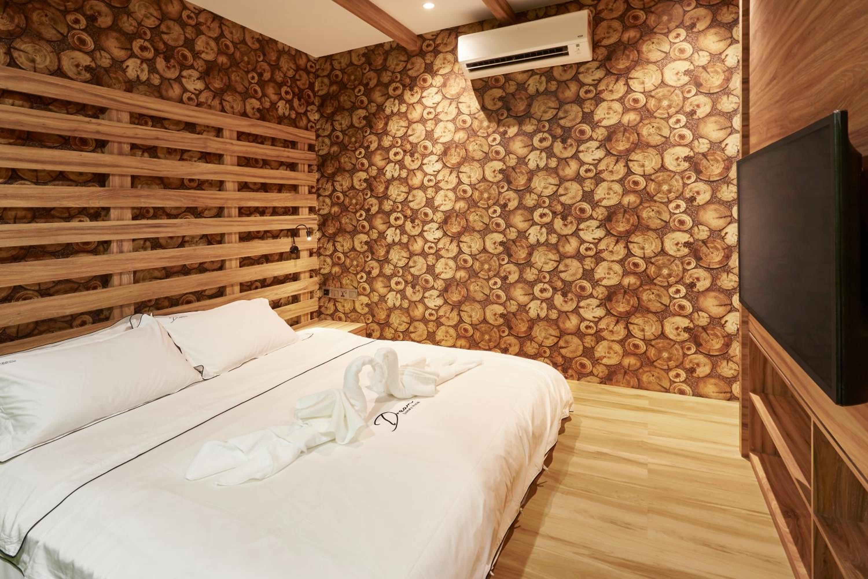 King Suite with Spa Bath photo 3