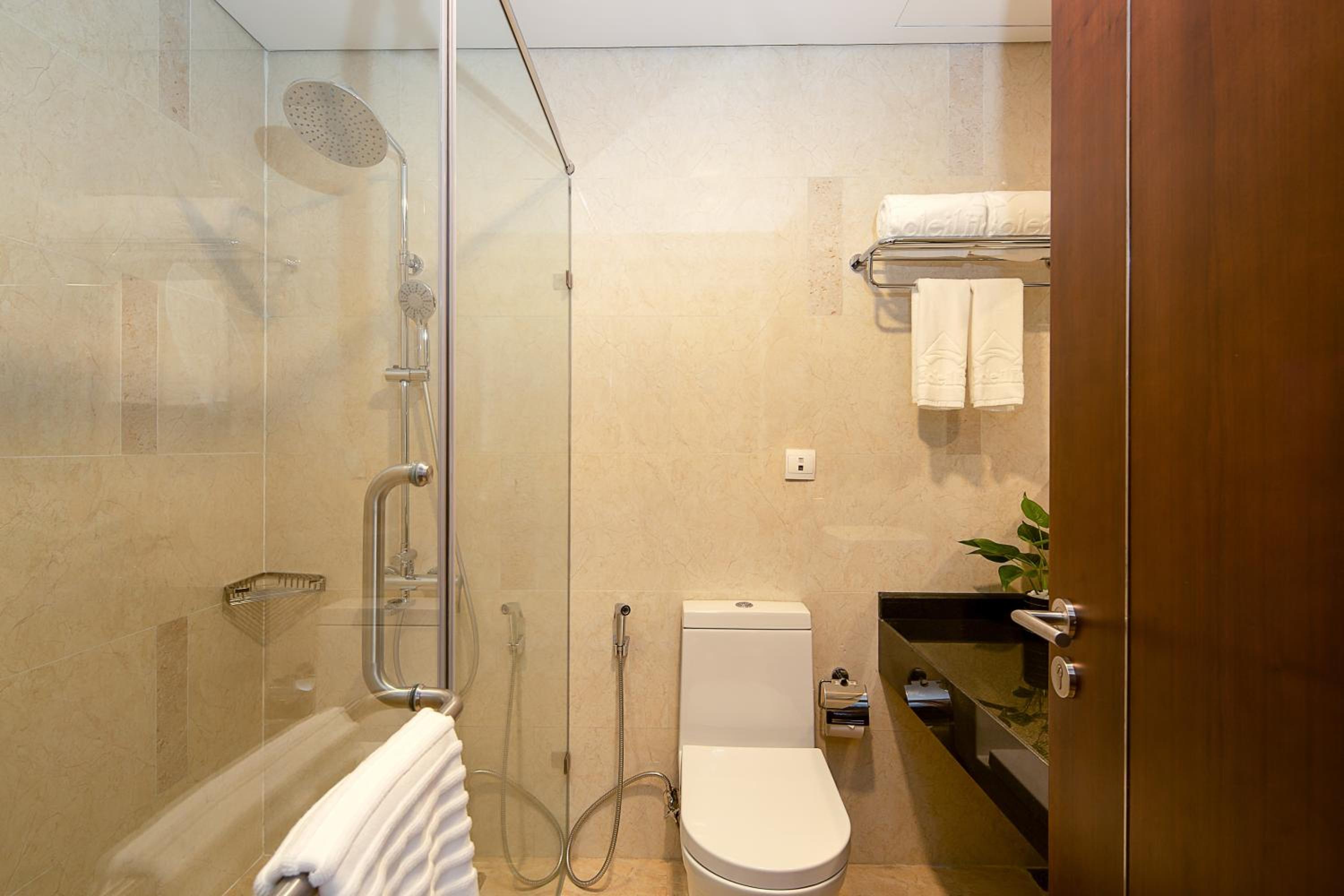 Deluxe Twin Room with City View - Photo 6