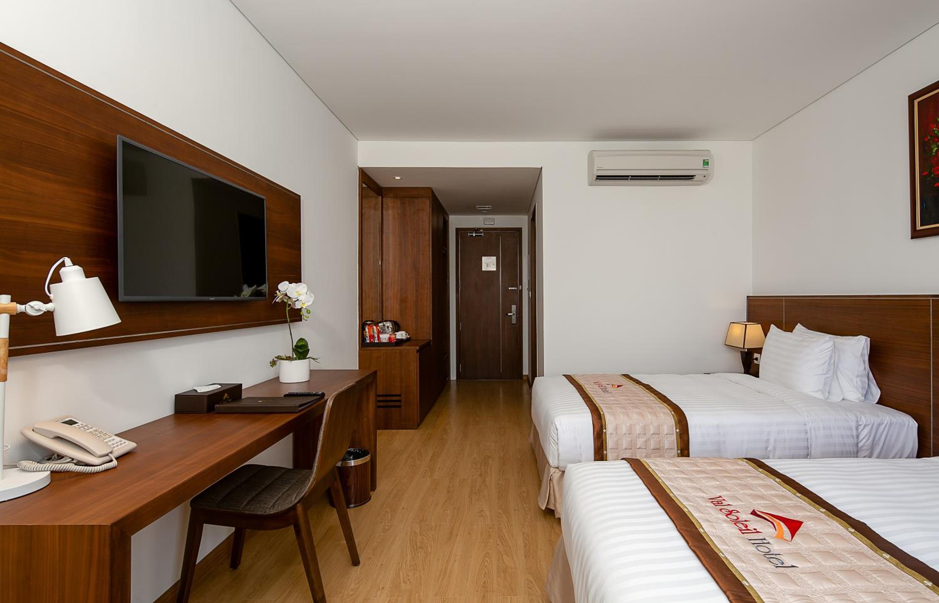 Deluxe Twin Room with City View - Photo 2