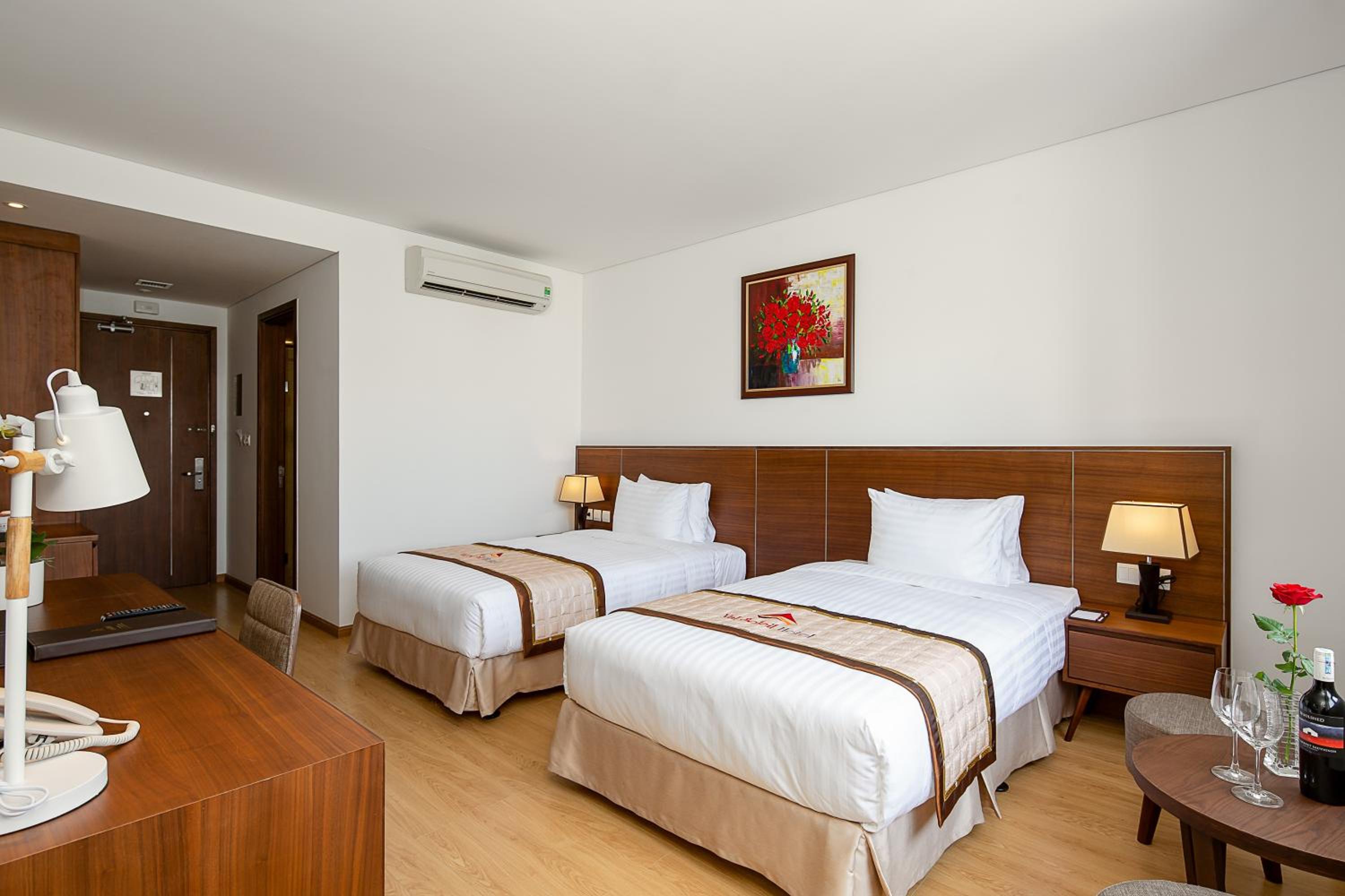 Deluxe Twin Room with City View - Photo 3