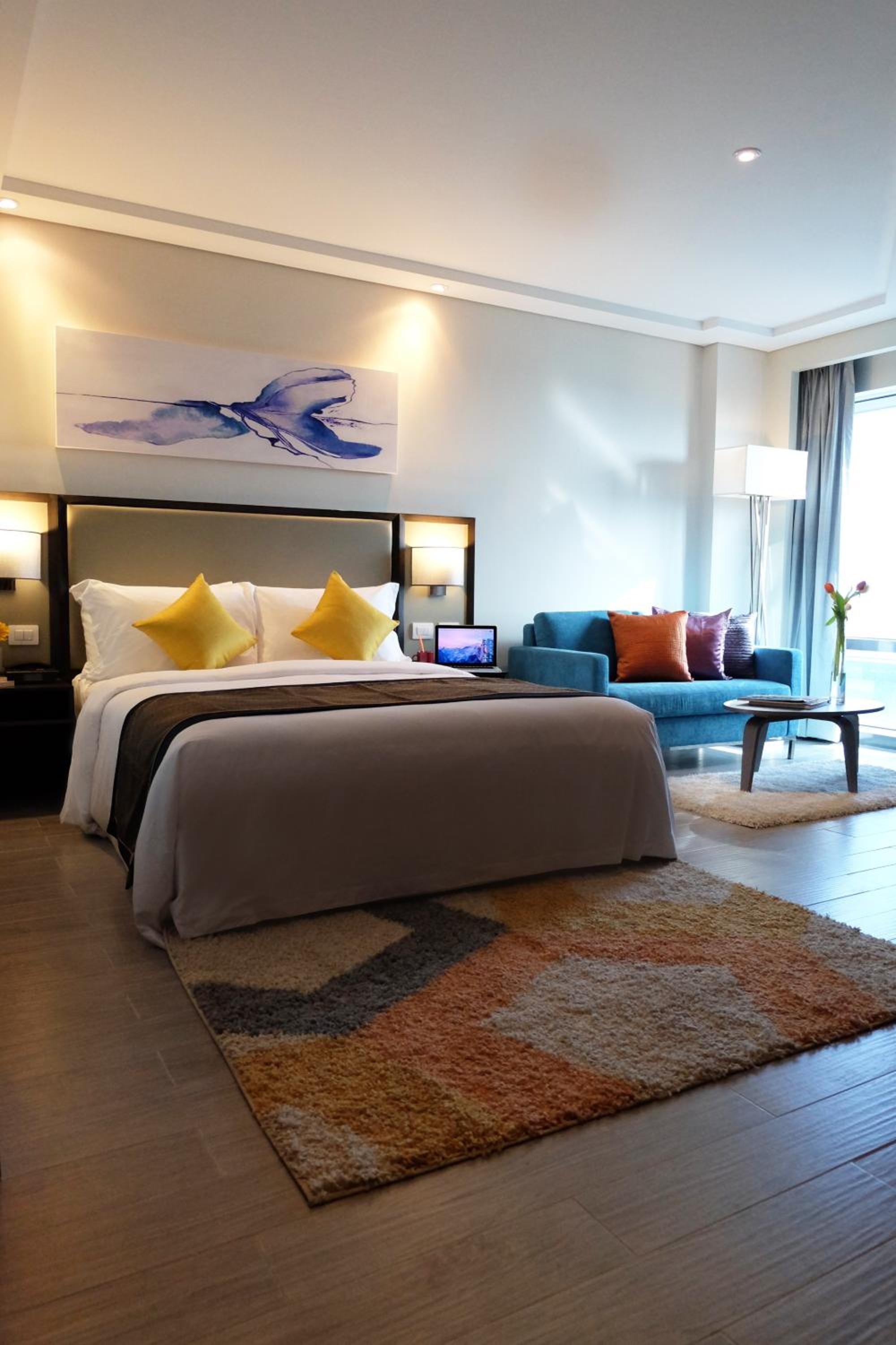 Runway Corner Suite with Airport View photo 3