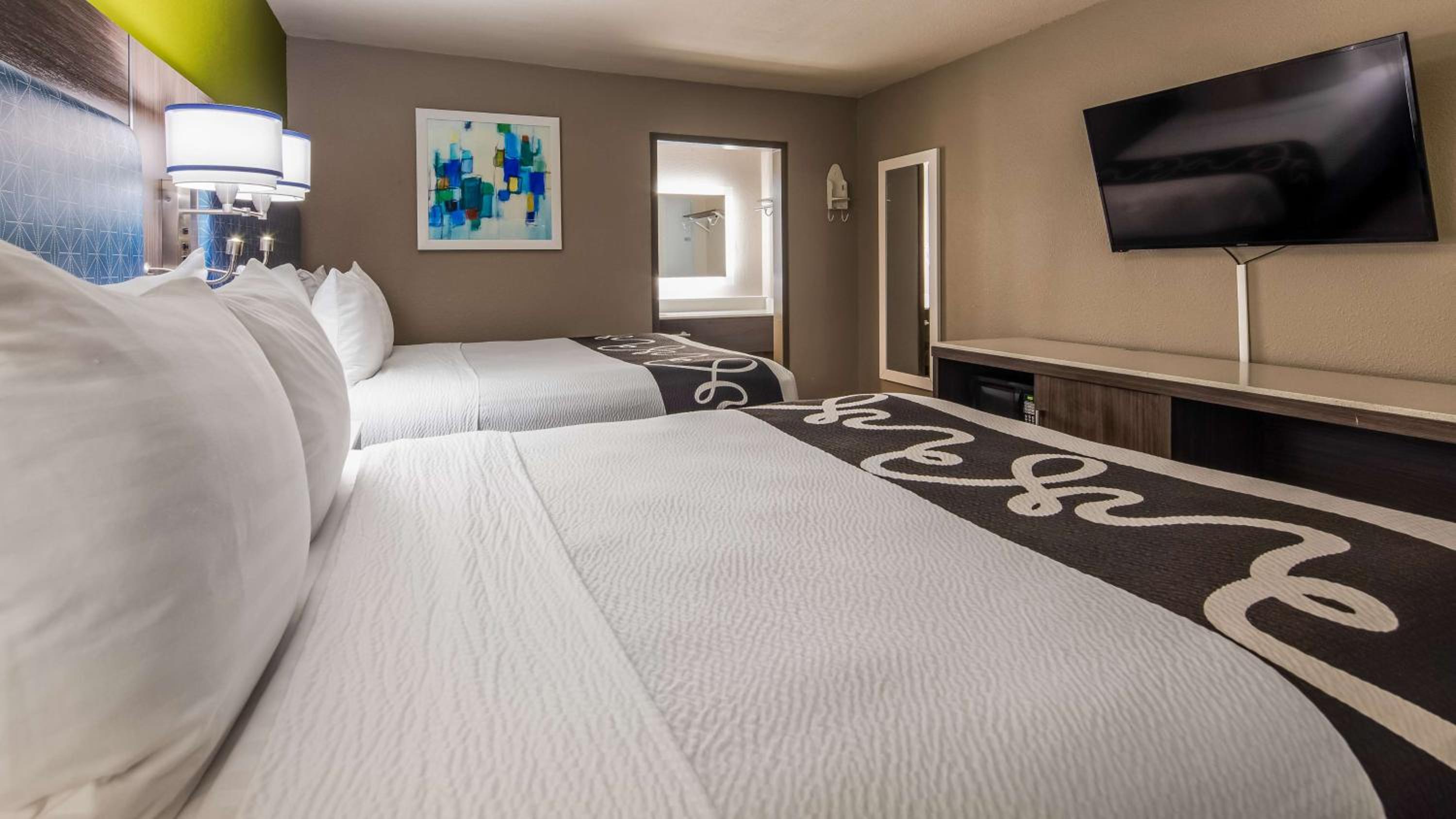 Queen Room with Two Queen Beds and Roll-In Shower - Disability Access/Non-Smoking - Photo 6